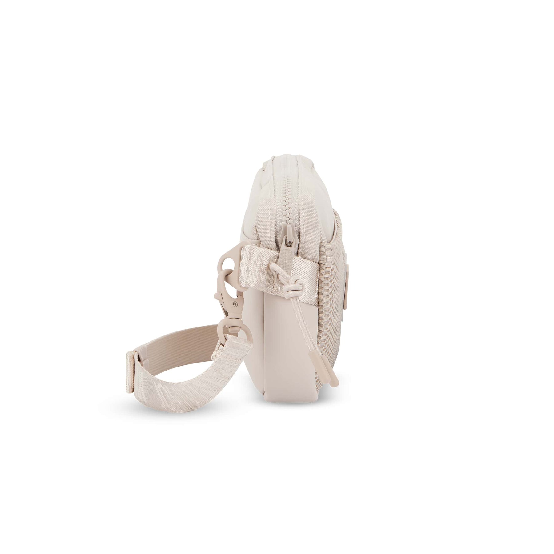 Beige Umhängetasche 'Elliot' von Johnny Urban, seitliche Ansicht mit Reißverschluss und verstellbarem Gurt