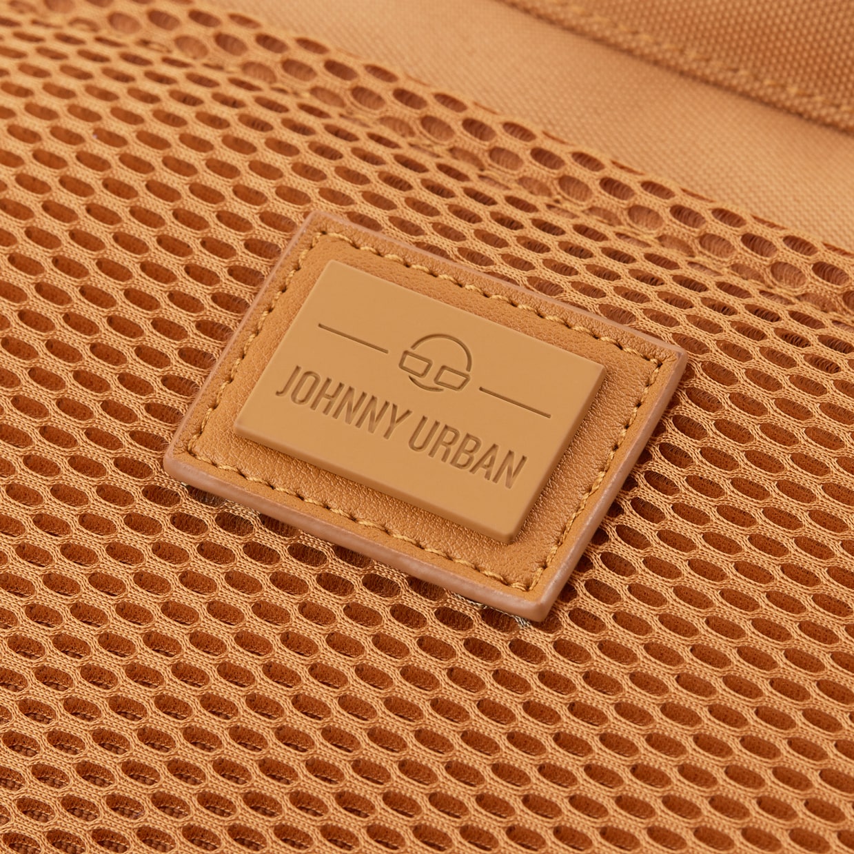 Cargo-Netzstoff und Lederetikett mit Logo 'Johnny Urban' in karamellfarbener Umhängetasche 'Elliot'