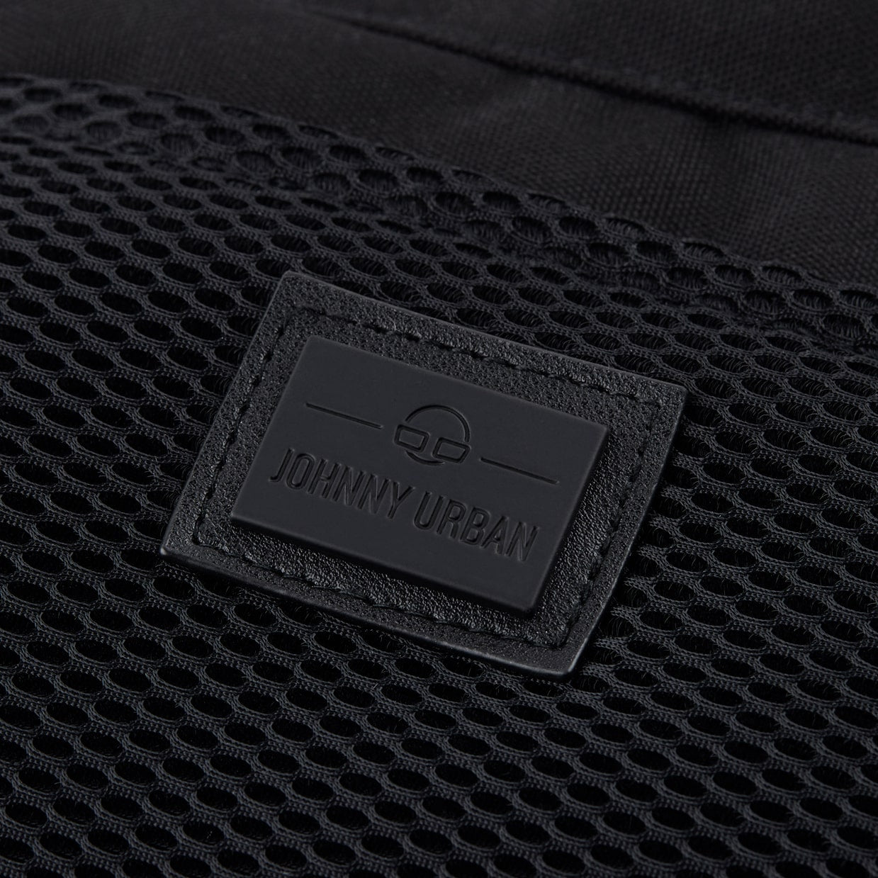 Schwarzes Mesh-Material mit Johnny Urban Logo auf Umhängetasche 'Elliot'
