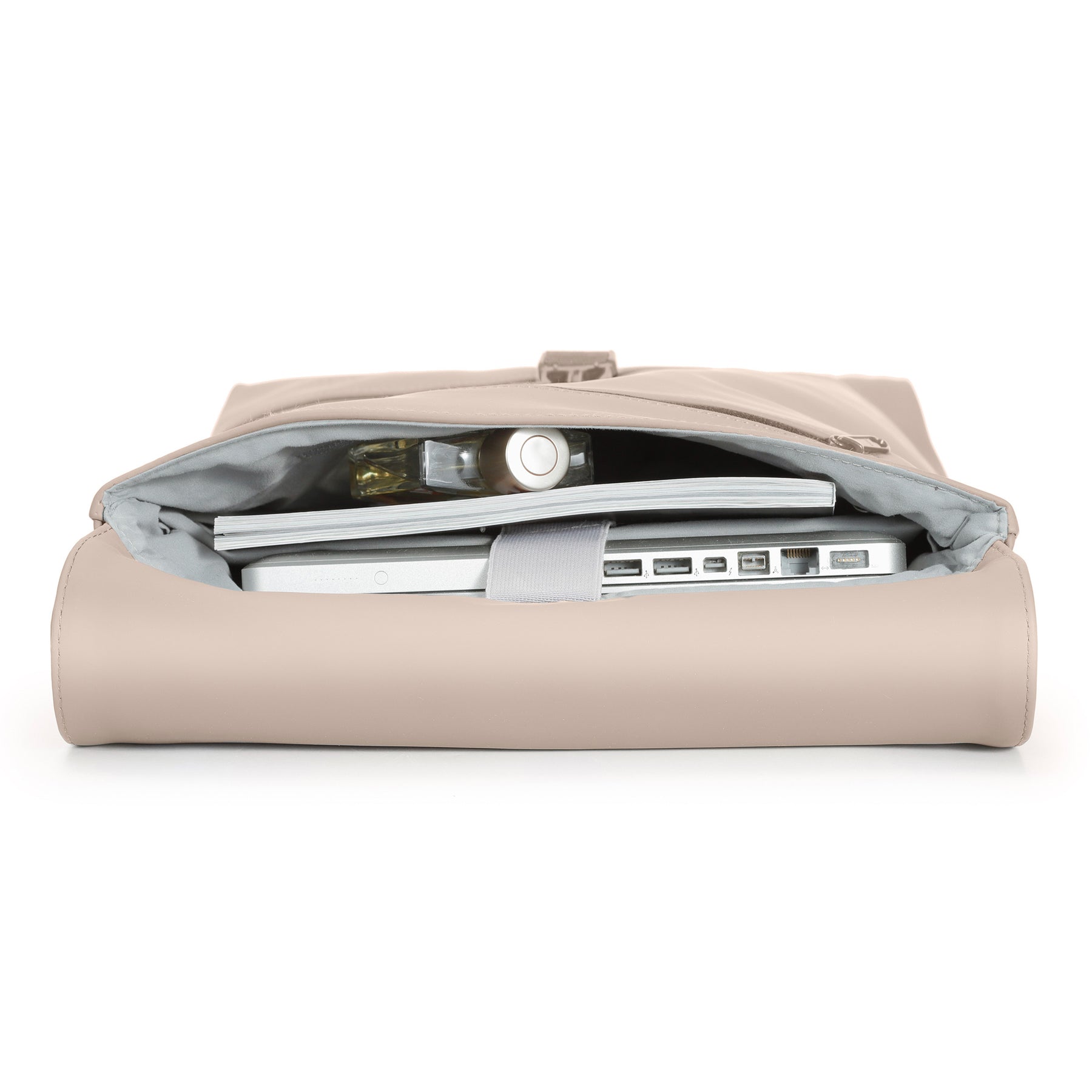 Beiger Damenrucksack 'Ruby' mit offenem Laptopfach, darin ein Laptop, ein Notizbuch und Flaschen
