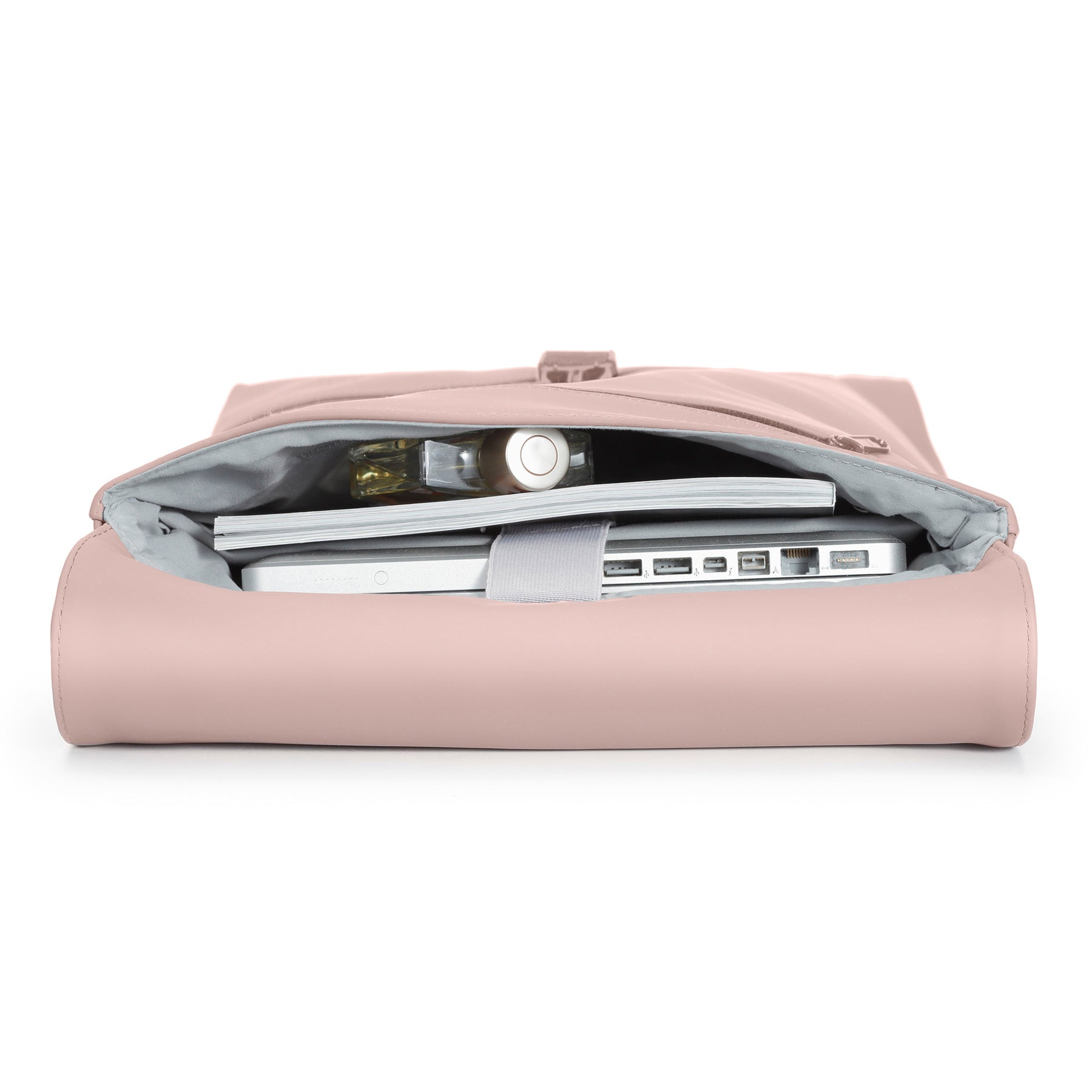 Rucksack Damen Ruby in Rosé mit Laptopfach, geöffnet und befüllt mit Laptop, Heft und Flasche