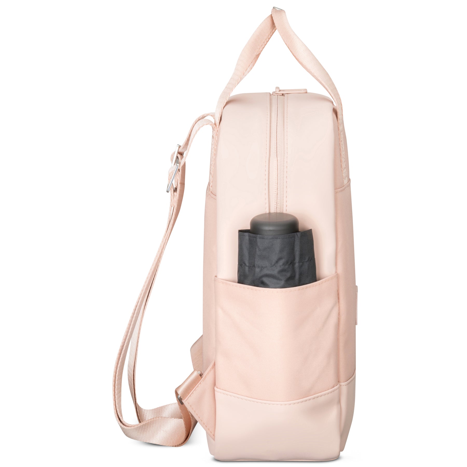 Rucksack 'Jona Small' in rosa mit seitlicher Außentasche, die einen schwarzen Gegenstand hält