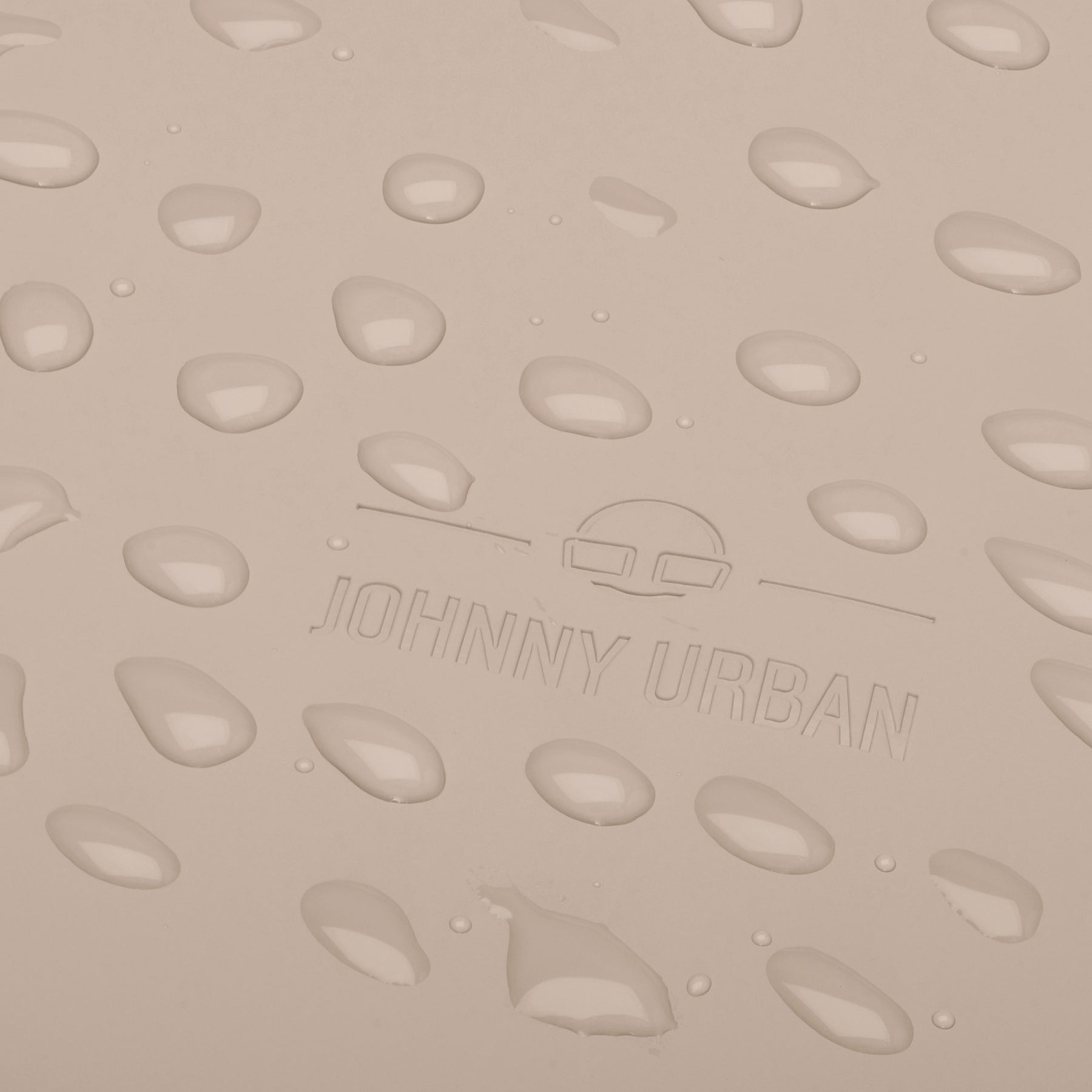 Nahaufnahme des wasserabweisenden Materials vom Damenrucksack 'Hailey' in Beige mit dem eingeprägten Johnny Urban Logo und Wassertropfen