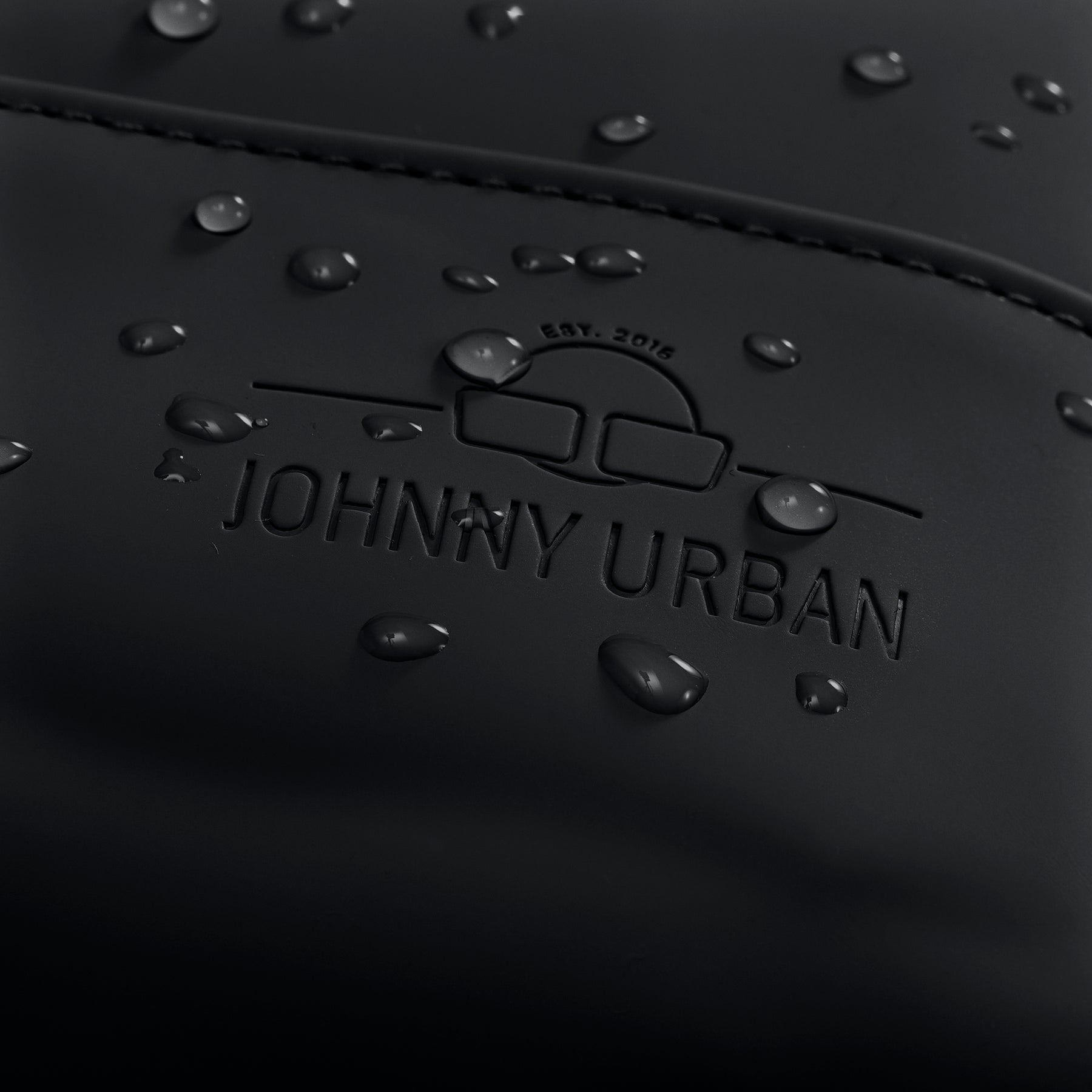 Naheinstellung des schwarzen Damenrucksacks 'Ruby' von Johnny Urban mit wasserabweisenden Wassertropfen