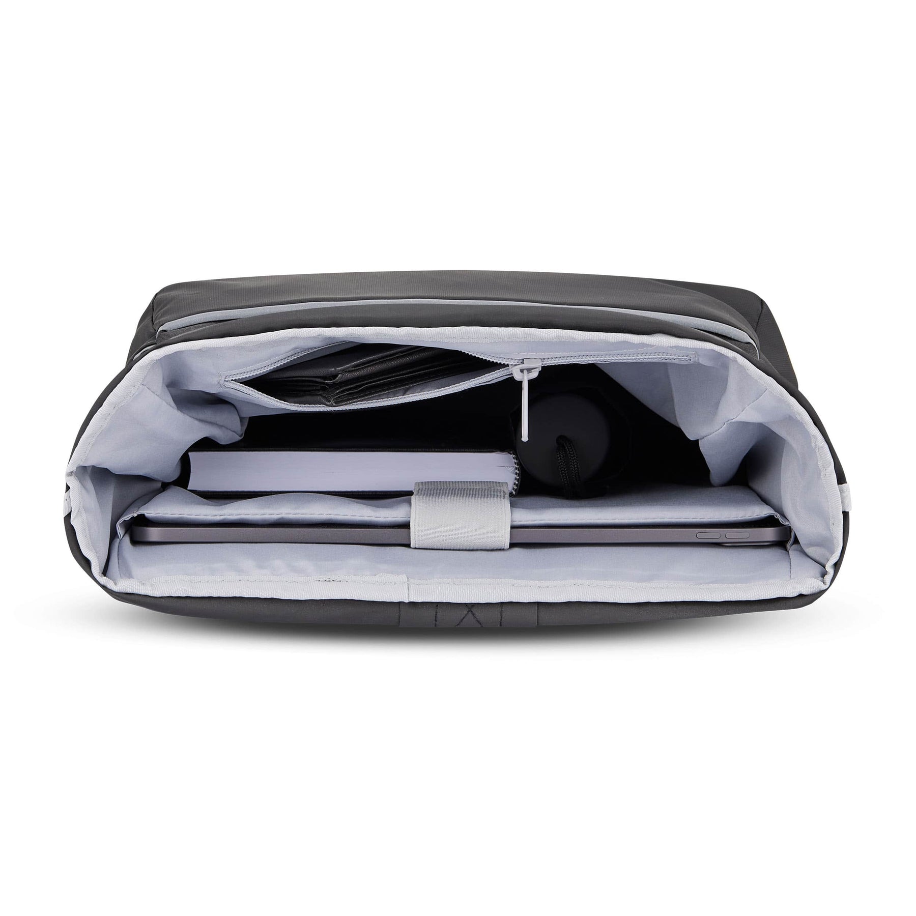Offener Johnny Urban Rolltop Rucksack 'Robin Medium' in Schwarz mit Laptop, Notizbuch und Wasserflasche innen