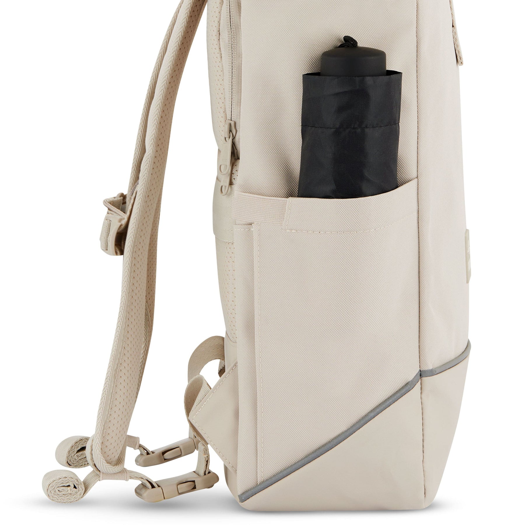 Beiger Rolltop Rucksack 'Robin Medium' mit schwarzem Regenschirm in Seitentasche