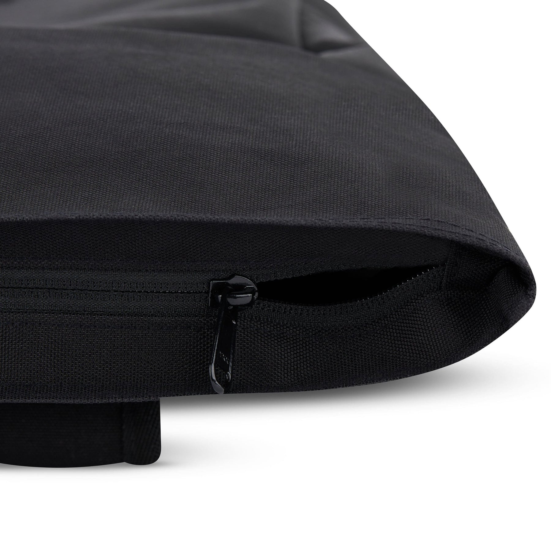 Detailansicht der Reißverschlussöffnung am schwarzen Rolltop Rucksack Robin Medium von Johnny Urban