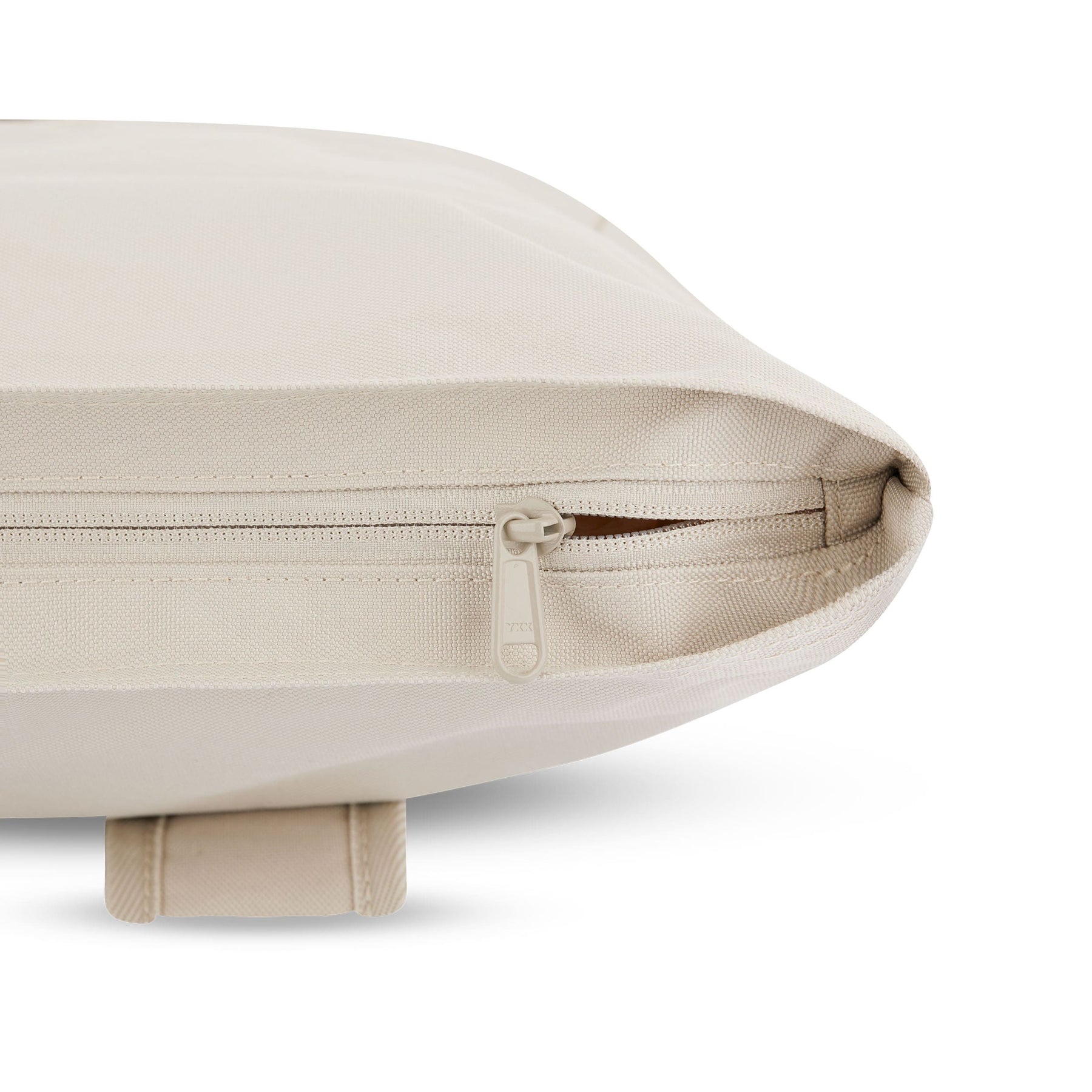 Beiger Rolltop-Rucksack 'Robin Medium' von Johnny Urban, Nahaufnahme des Reißverschlusses und einer Schlaufe