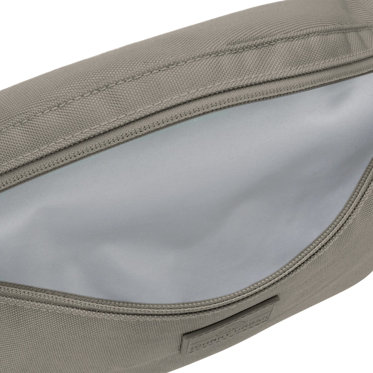 Nachhaltige Bauchtasche 'Erik Small' in desert grey mit geöffnetem Hauptfach und grauem Innenfutter