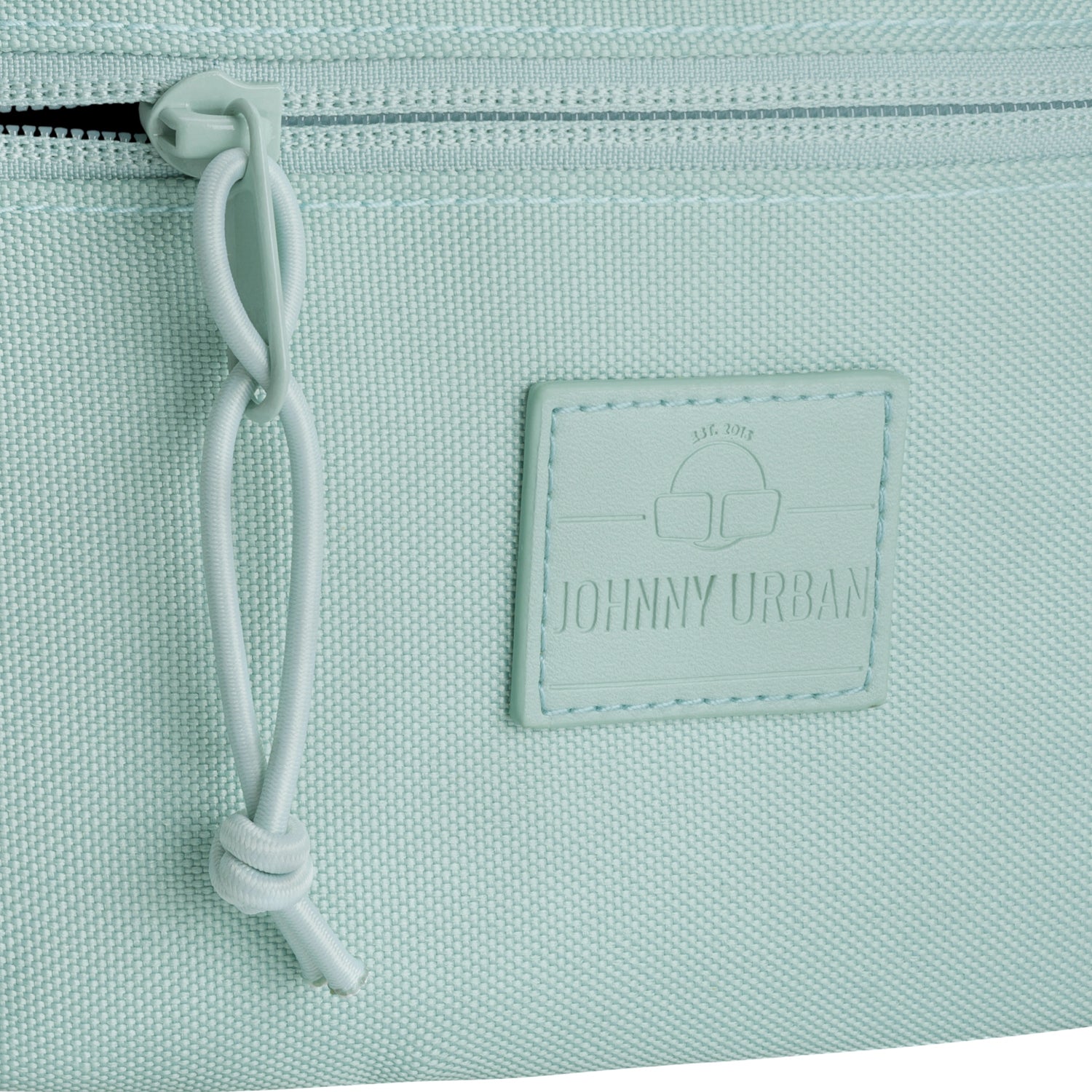 Nahe Aufnahme der mintfarbenen Bauchtasche 'Erik Small' von Johnny Urban mit Reißverschluss und Logo-Patch