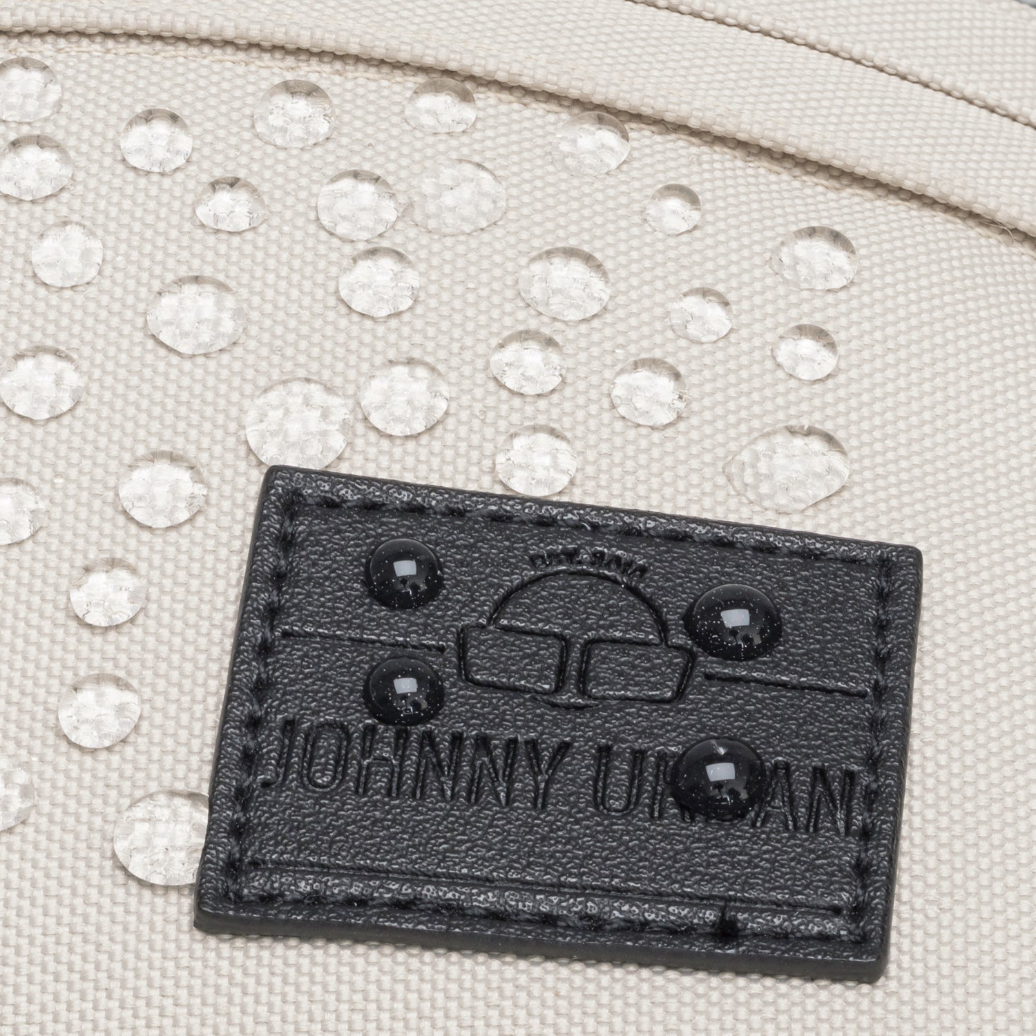Beige wasserdichte Bauchtasche „Tom“ von Johnny Urban mit Wassertropfen auf Oberfläche