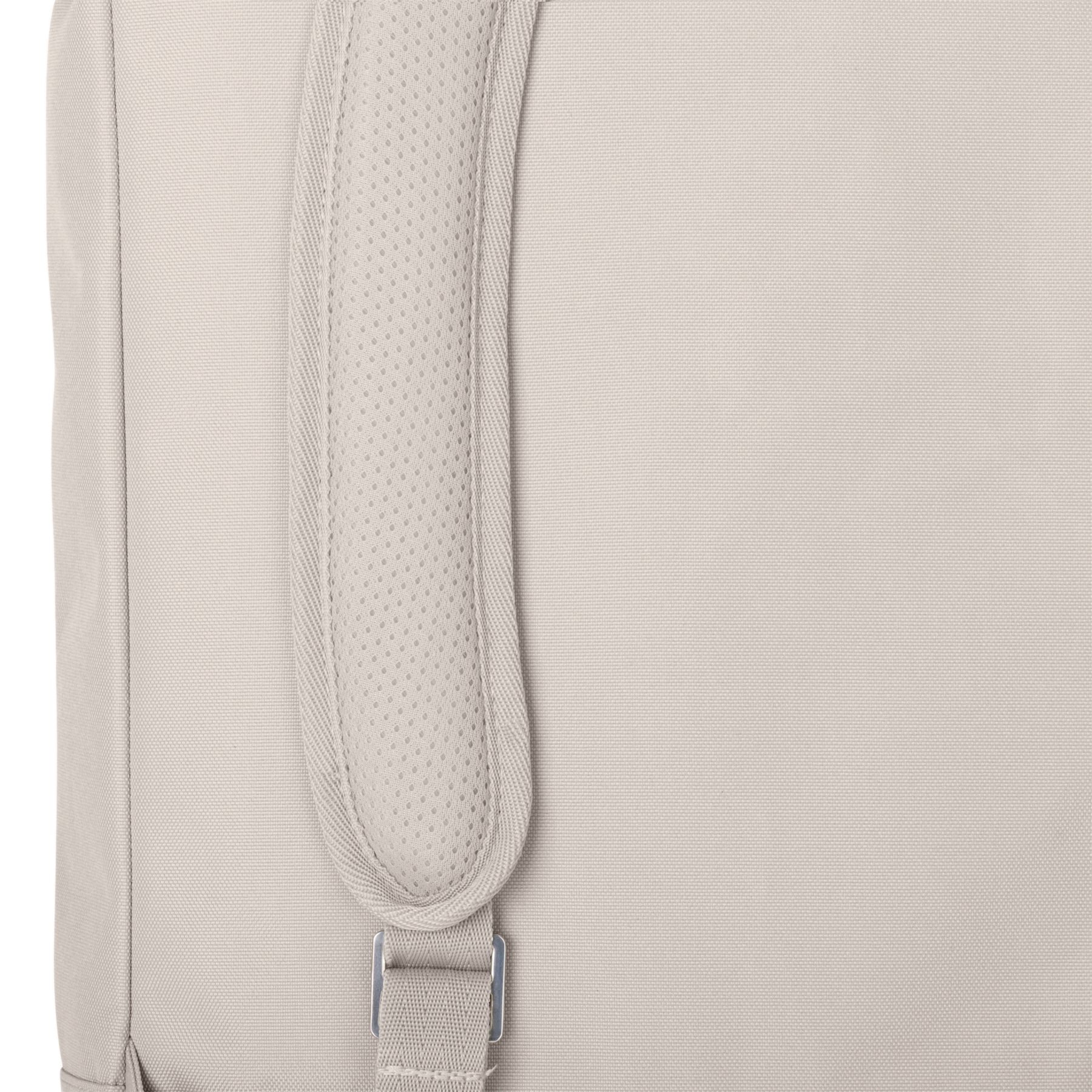 Nahaufnahme eines gepolsterten Trägerteils eines hellbeigen Rolltop Rucksacks Robin Medium