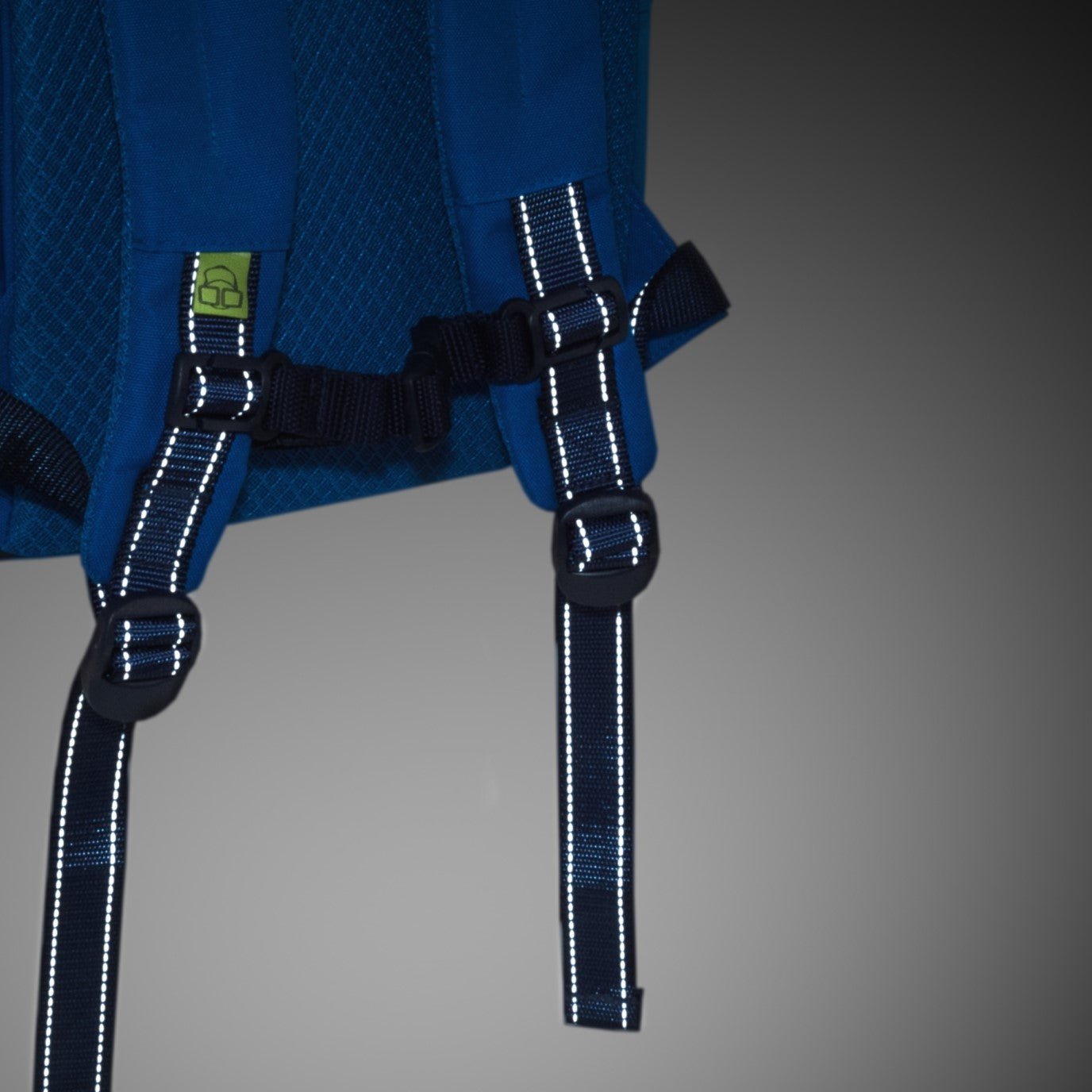 Blauer Kinderrucksack 'Liam' mit reflektierenden Streifen auf den verstellbaren Schultergurten