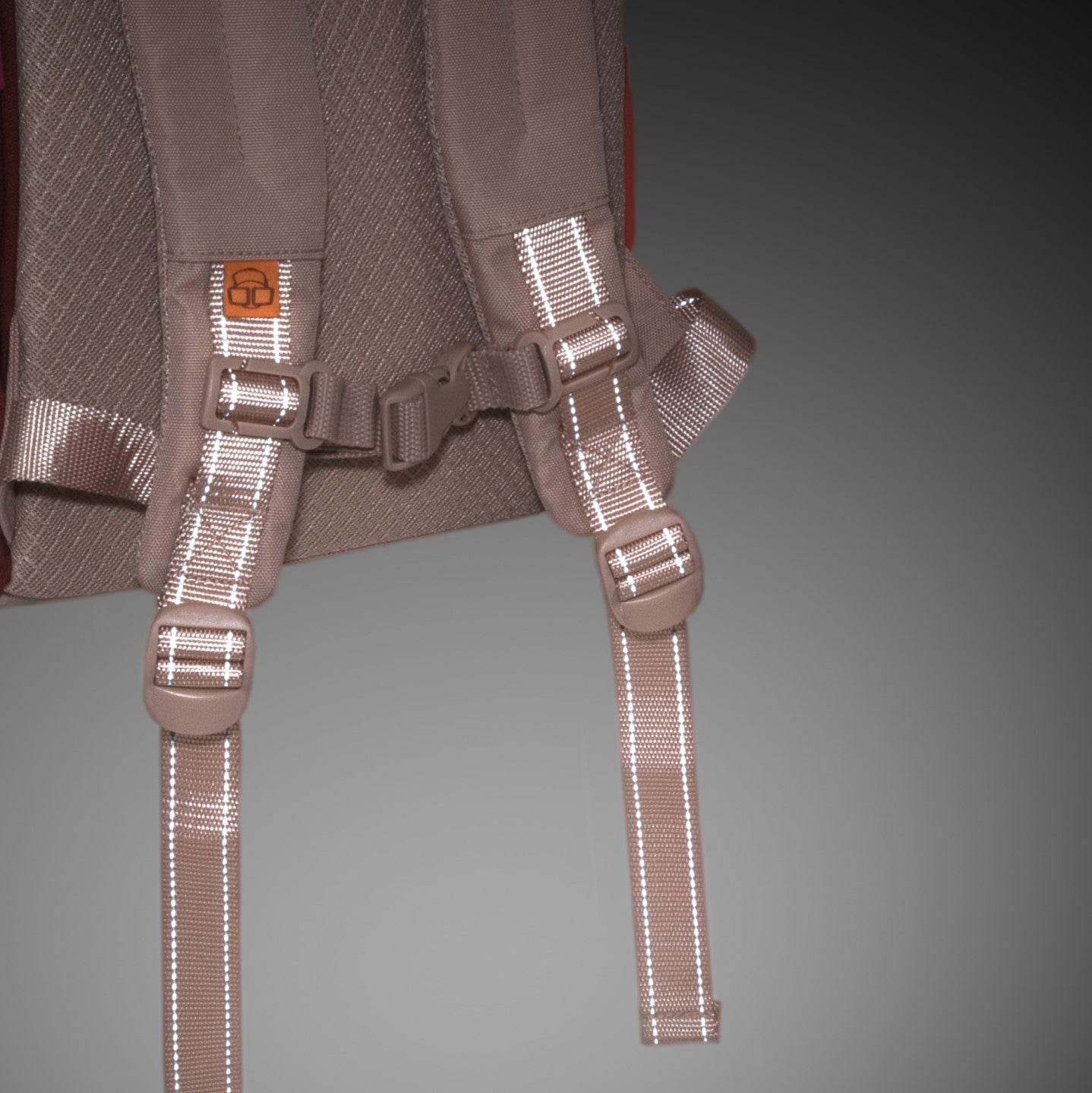 Detailaufnahme der gepolsterten Rückseite und verstellbaren Schultergurte des bunten Kinderrucksacks 'Liam' mit reflektierenden Streifen
