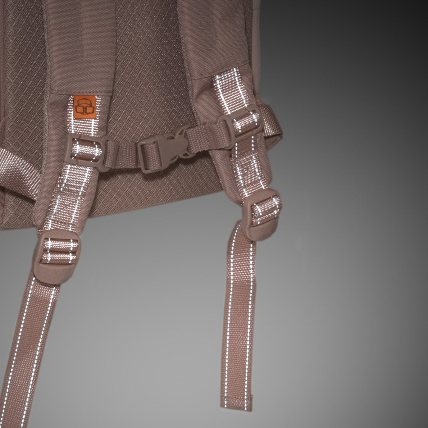 Rückseite des rosa Kinderrucksack 'Liam' mit reflektierenden Streifen auf den verstellbaren Schultergurten