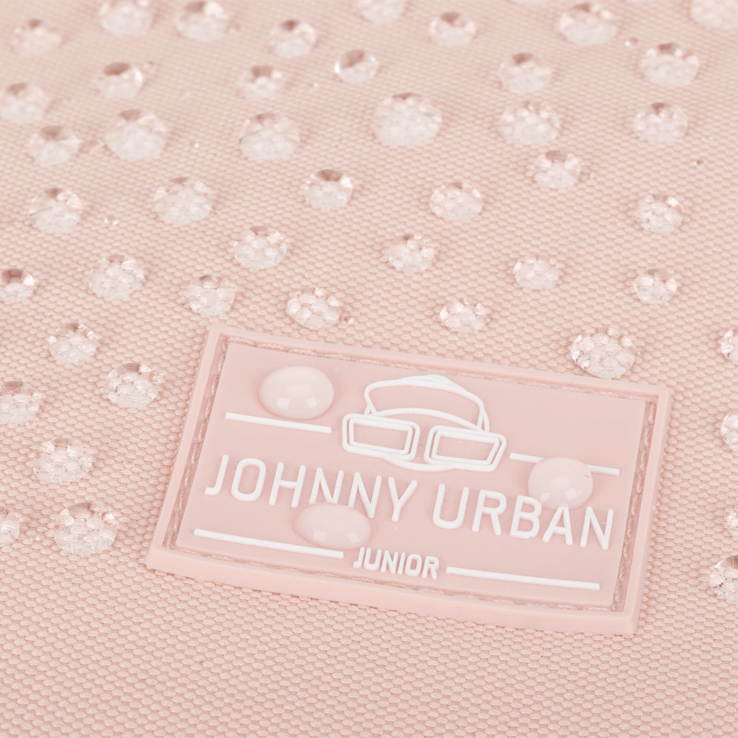 Nahaufnahme eines rosa Kinderrucksacks Liam von Johnny Urban Junior mit wasserabweisender Oberfläche und Wasserperlen