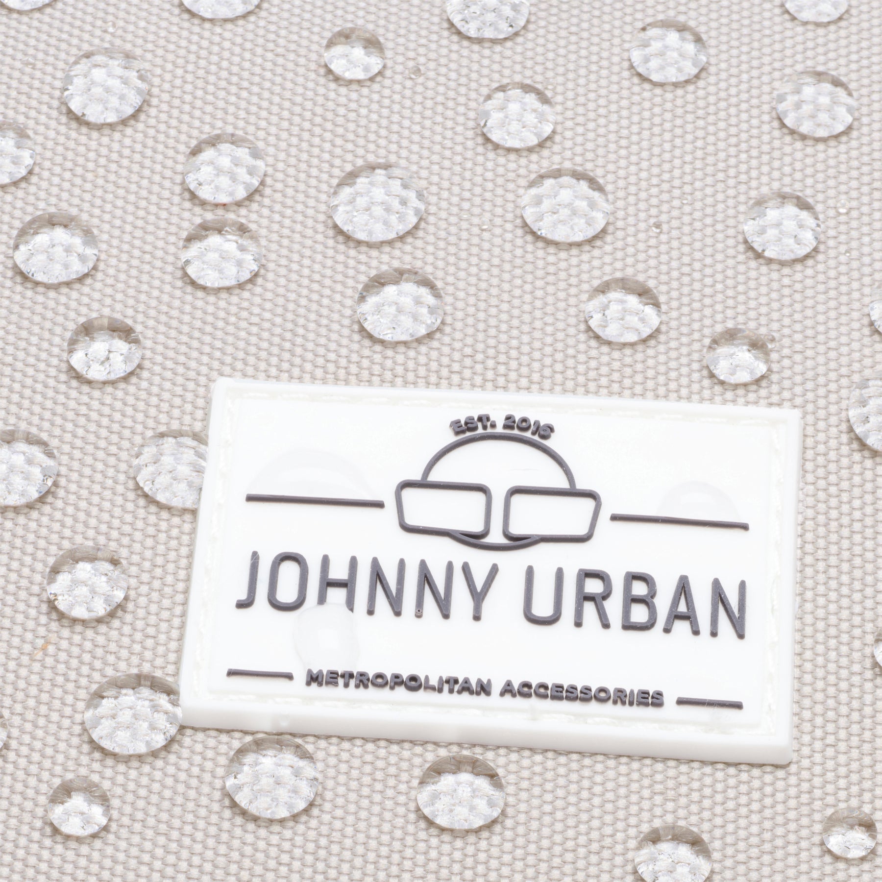 Nahaufnahme des wasserabweisenden Stoffs eines Damenrucksacks 'Romy' mit Johnny Urban Logo