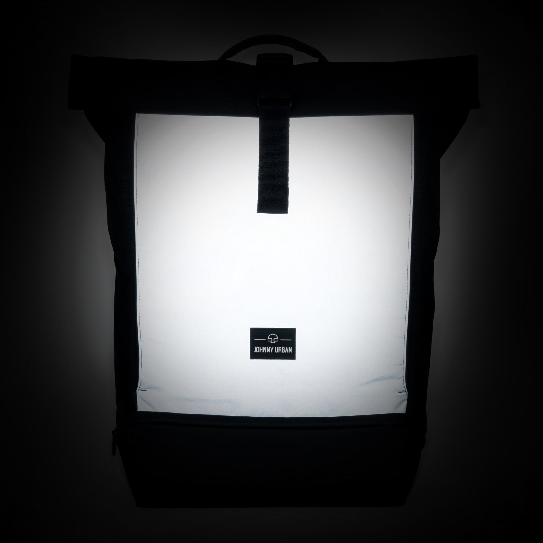 Reflektierender schwarzer Rolltop Rucksack 'Allen Large' von Johnny Urban frontal mit geschlossenem Verschluss