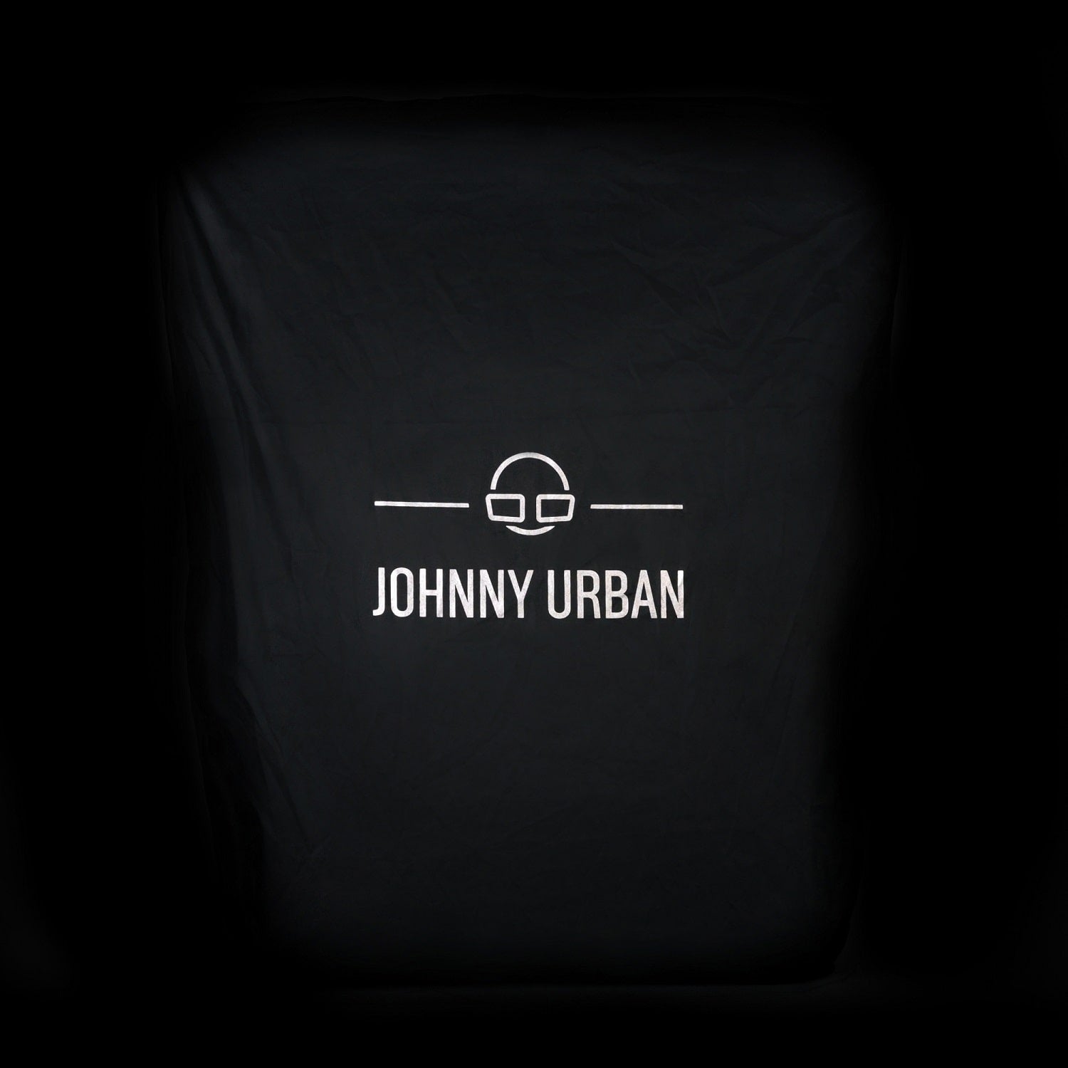 Reflektierende schwarze Regenschutzhülle Bo L von Johnny Urban mit Logo in Weiß