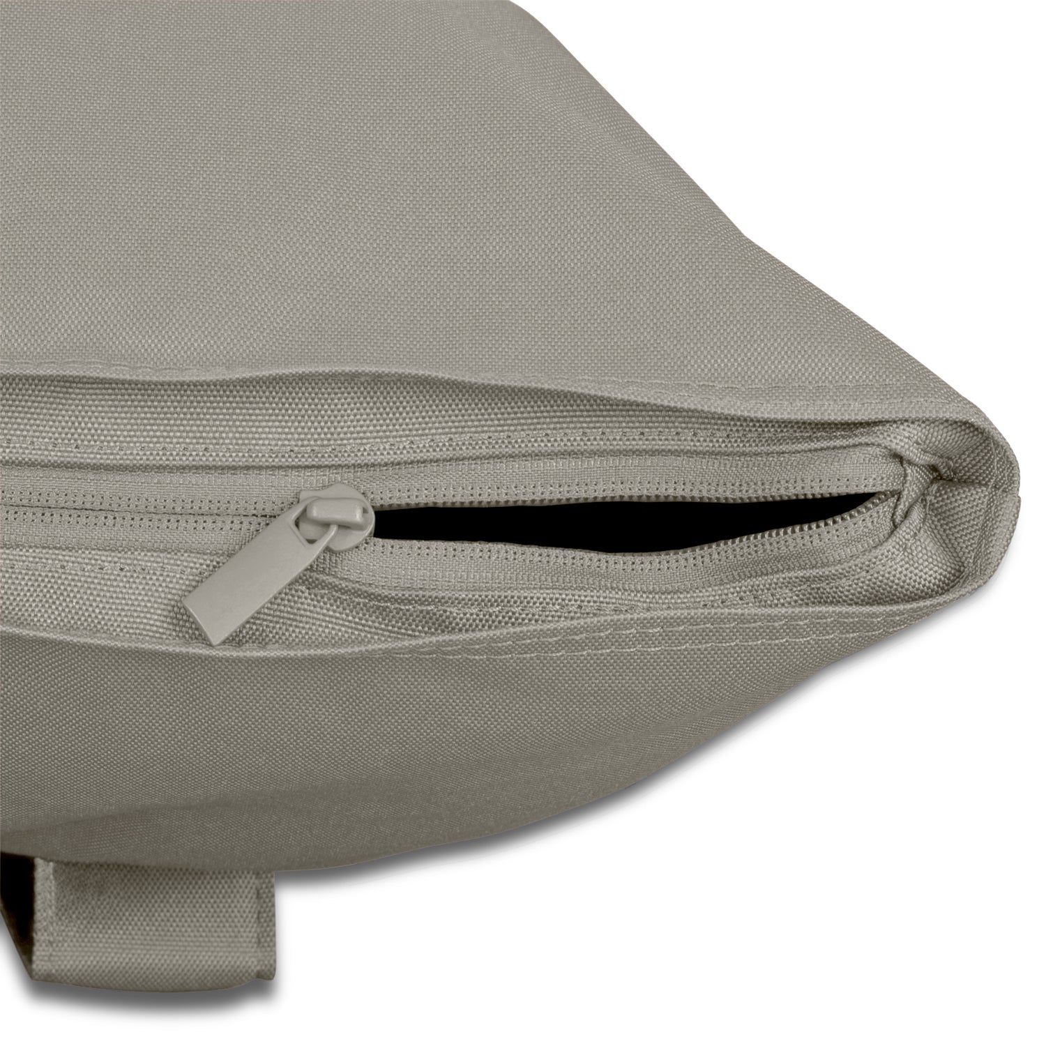 Nahe Aufnahme des oberen Teils des Rolltop Rucksacks 'Robin Large' mit halboffenem Reißverschluss in graubeigem Stoff