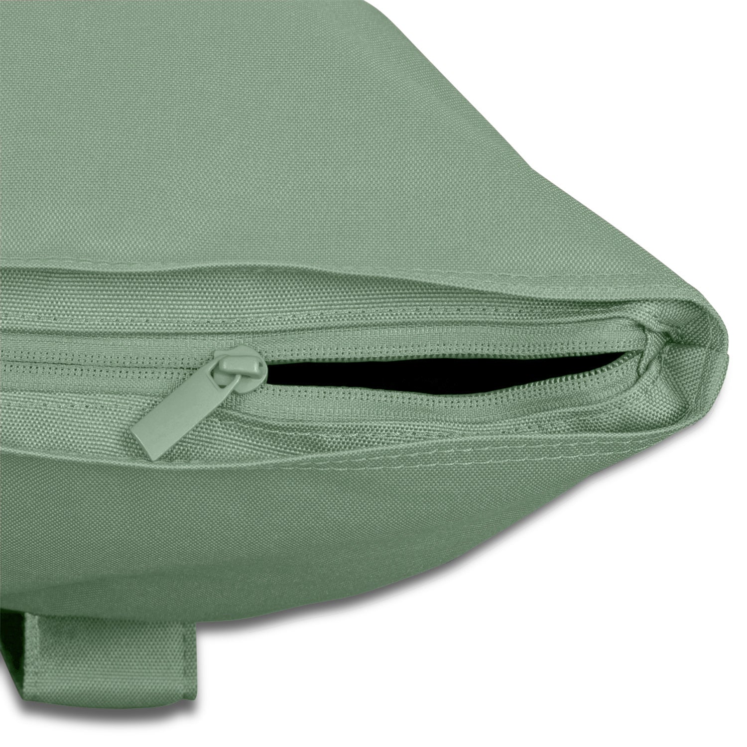 Grüner Rolltop-Rucksack 'Robin Large' von Johnny Urban mit teilweise geöffnetem Reißverschluss