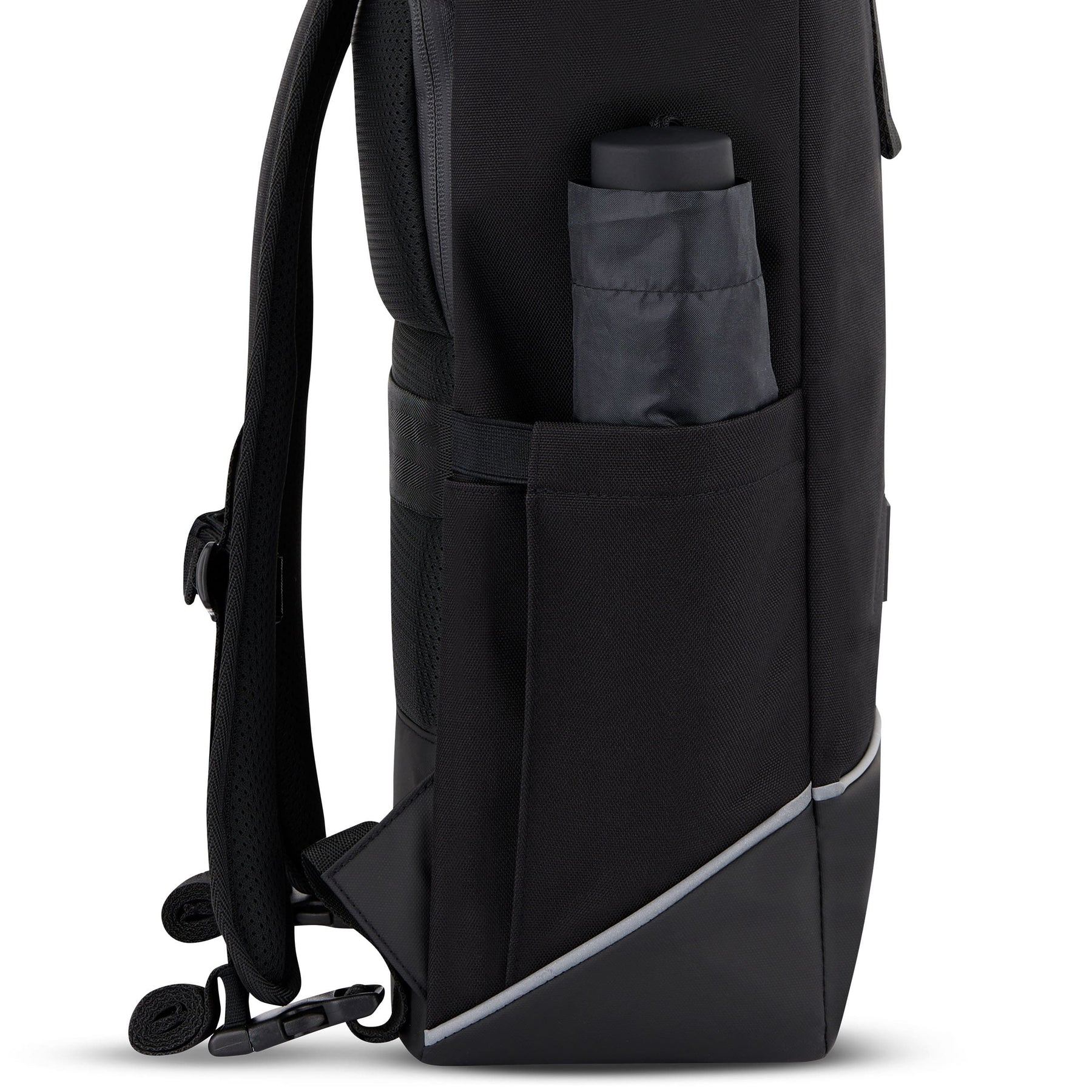 Seitlicher Blick auf den schwarzen Rolltop Rucksack 'Robin Medium' von Johnny Urban mit Seitentasche und integriertem Schutz für Fahrradgepäckträger