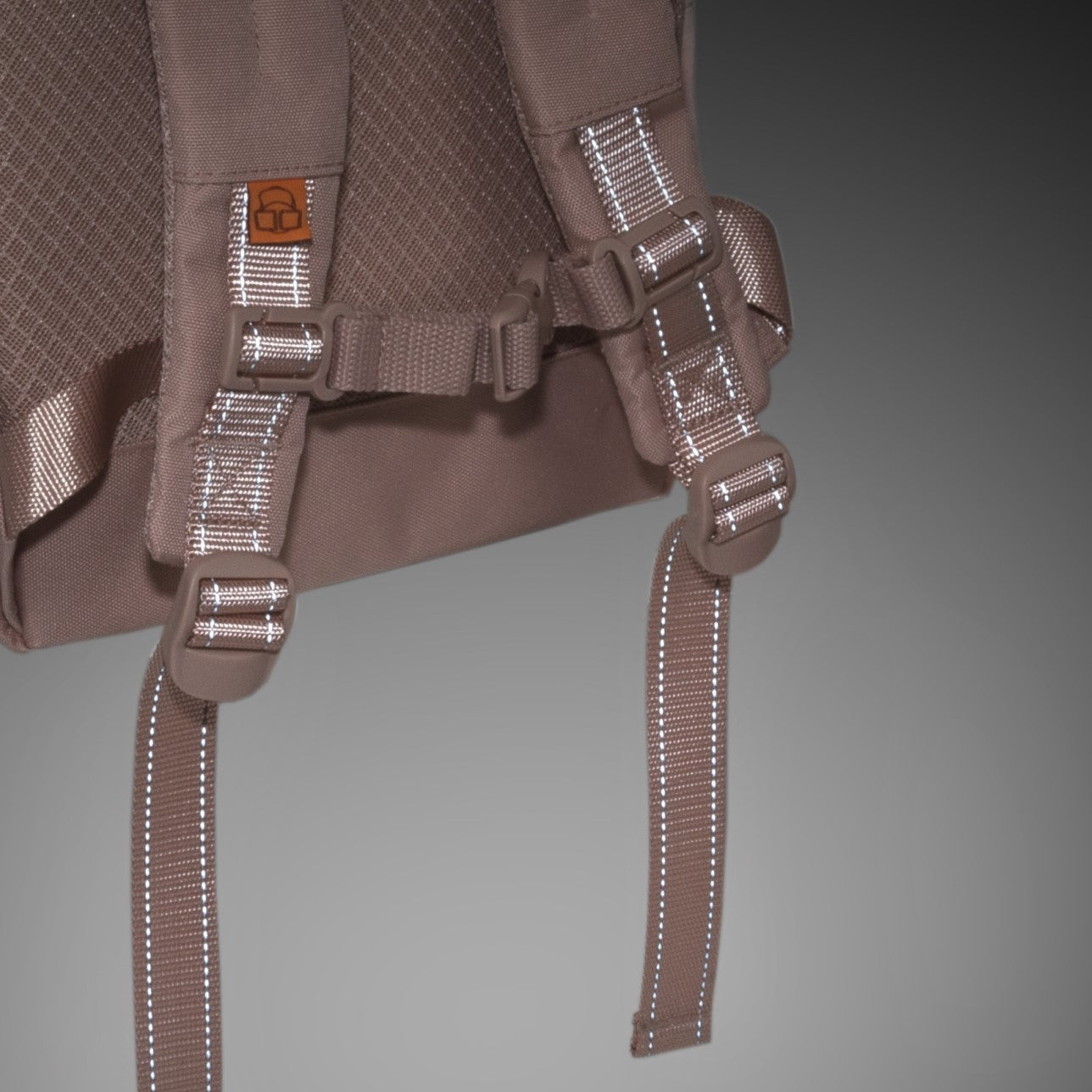 Nahaufnahme der reflektierenden Gurte des Rolltop Kinderrucksacks 'Aaron' in Rosa mit verstellbaren Schnallen