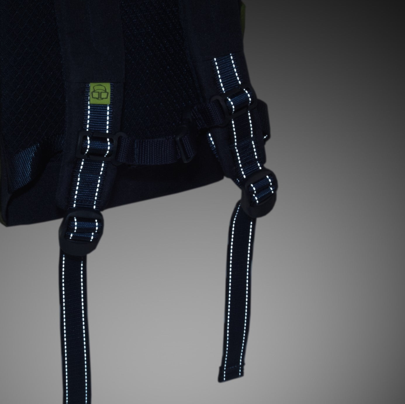 Reflektierende blaue Rucksackgurte des Rolltop Kinderrucksacks 'Aaron' mit Sicherheitsstreifen