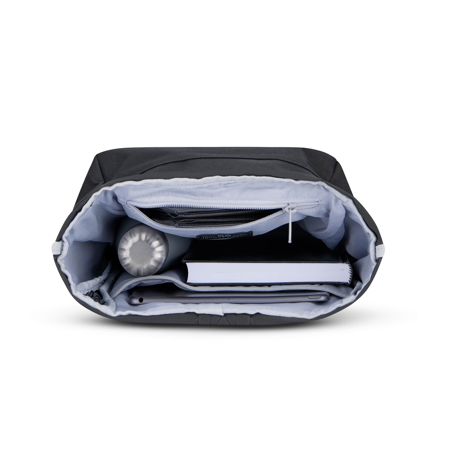 Rolltop Rucksack Robin Small in Schwarz mit organisiertem Innenraum, gefüllt mit Wasserflasche, Buch und Tablet