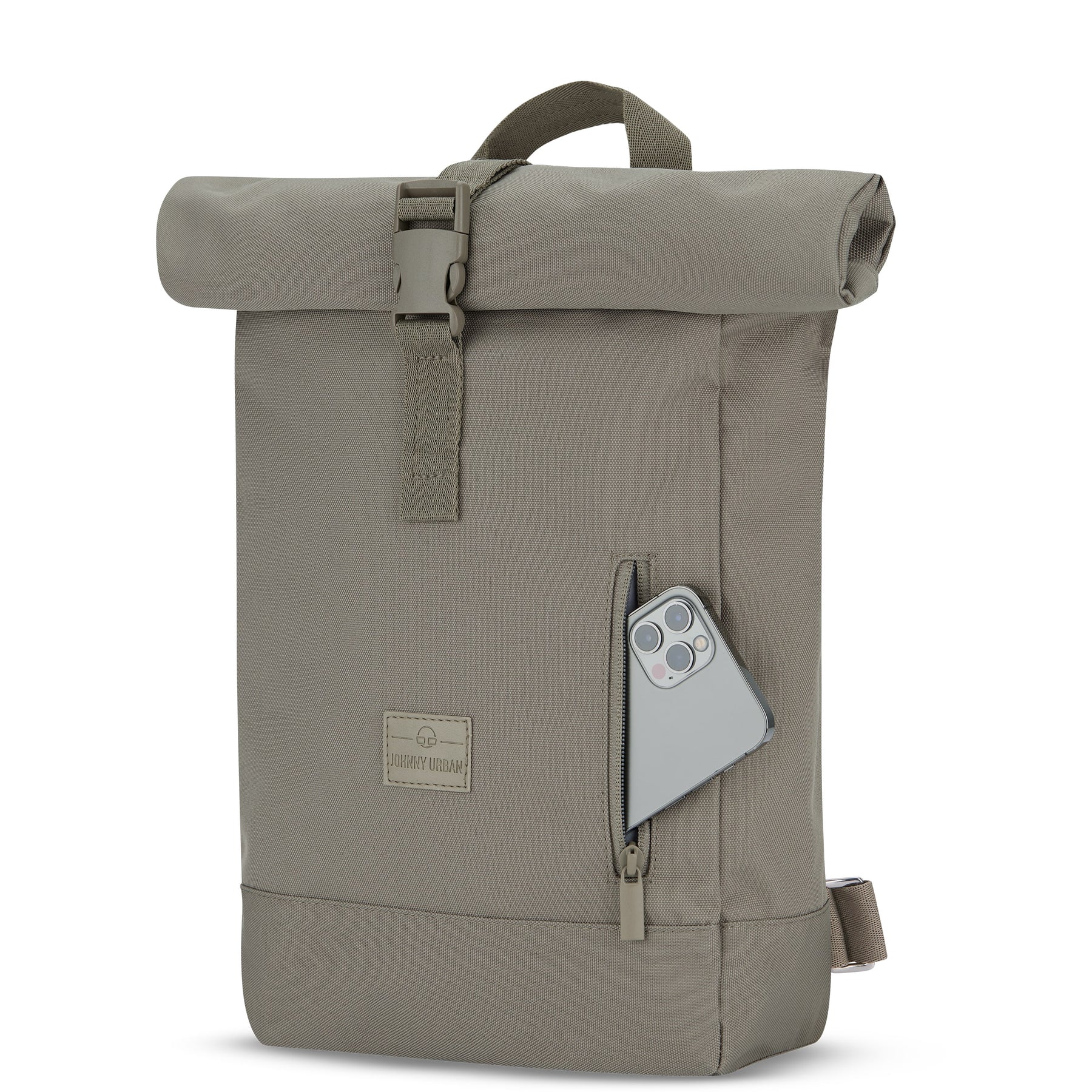 Brauner Rolltop-Rucksack 'Robin Small' von Johnny Urban mit Reißverschlusstasche und grauem Smartphone