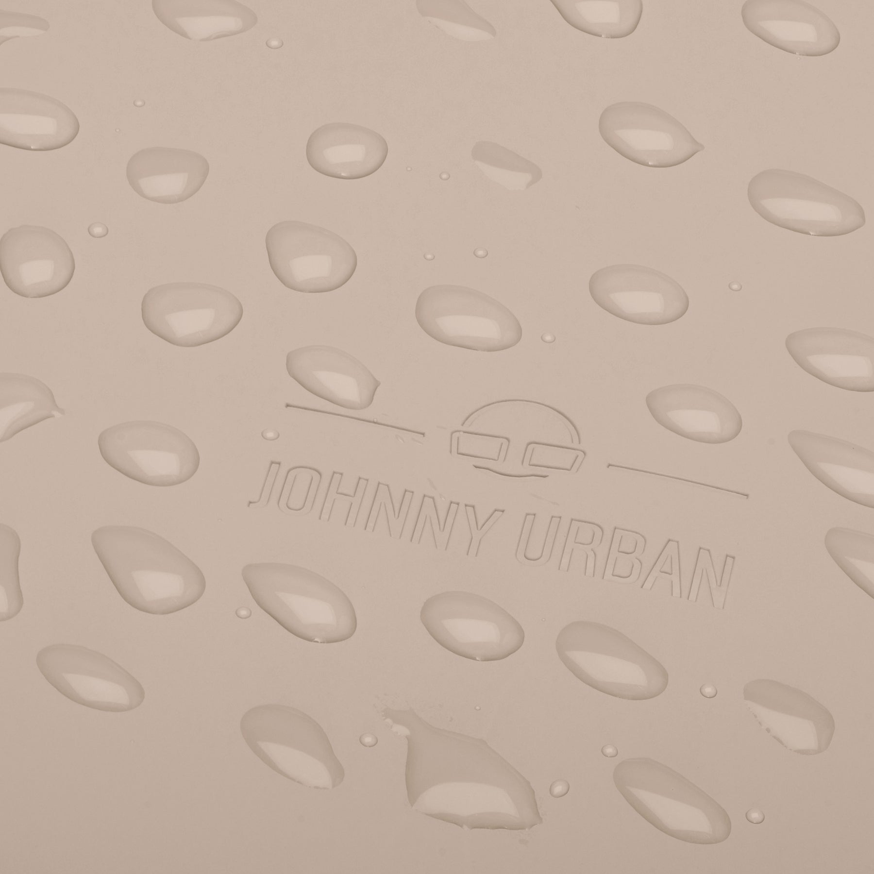Nahaufnahme von wasserabweisendem, beigem Material mit 'Johnny Urban' Logo und Wassertröpfchen