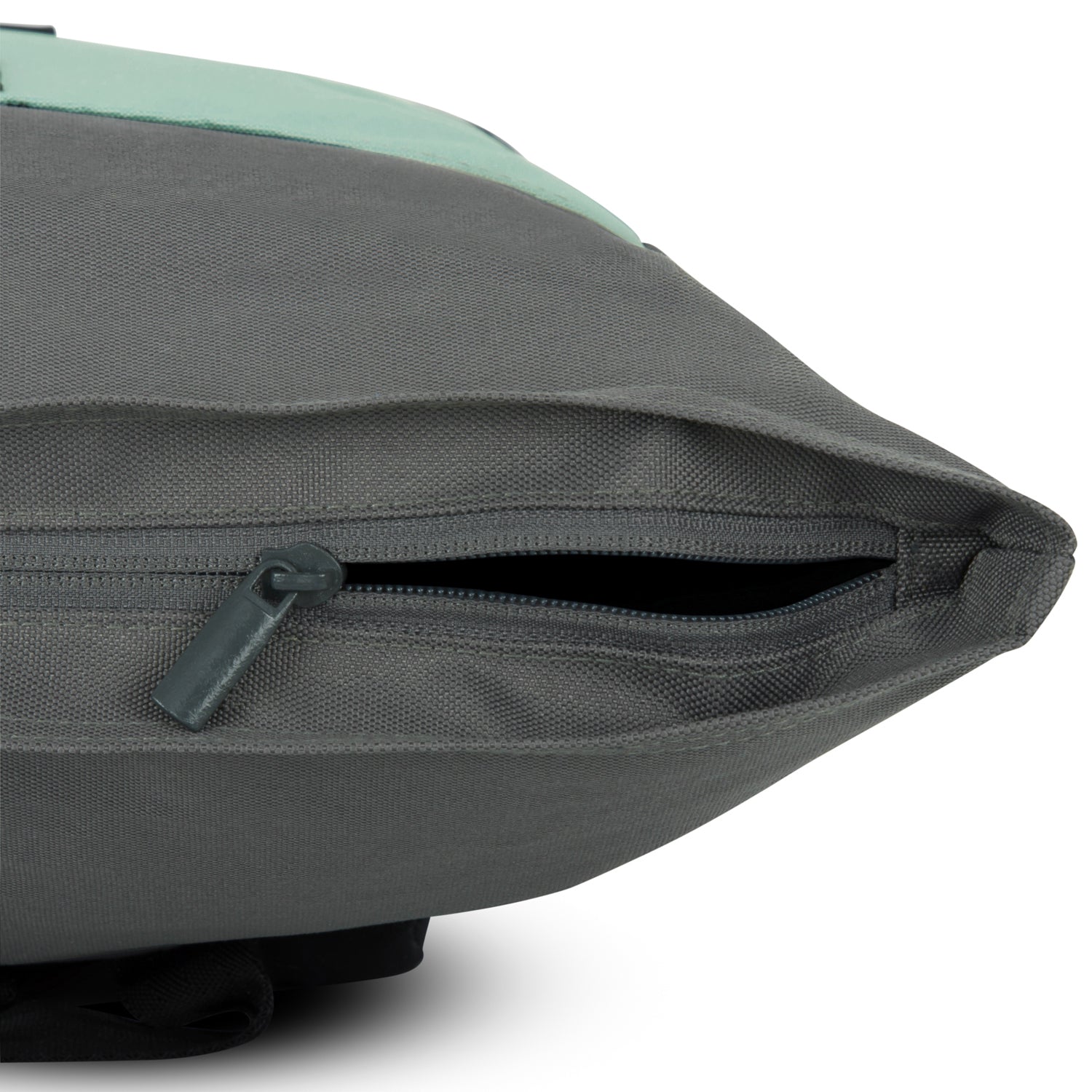 Seitliche Reißverschlusstasche am bunten Rolltop Rucksack 'Ryan' von Johnny Urban