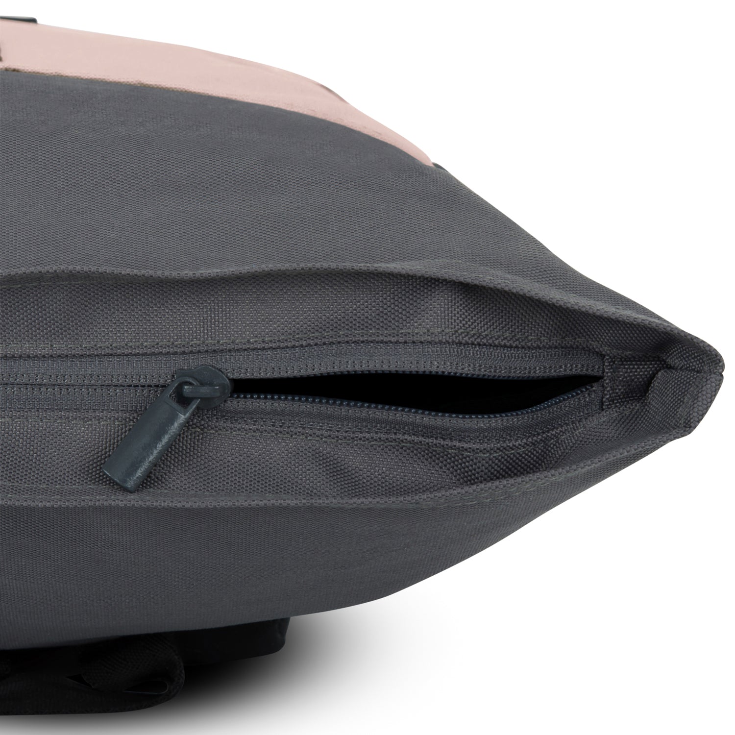Detailansicht des geöffneten Reißverschlusses am Rolltop Rucksack 'Ryan' in pastellfarbenen Tönen