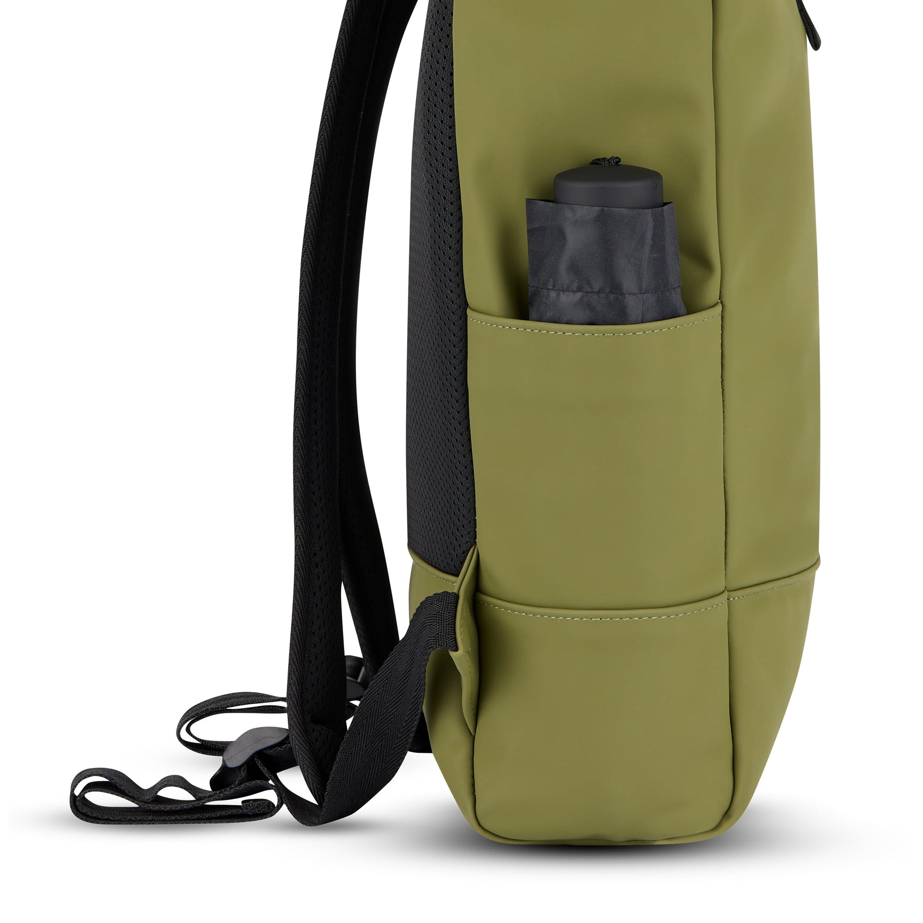 Rolltop Rucksack 'Harvey Medium' in Grün seitlich mit Netztasche und schwarzem Regenschirm