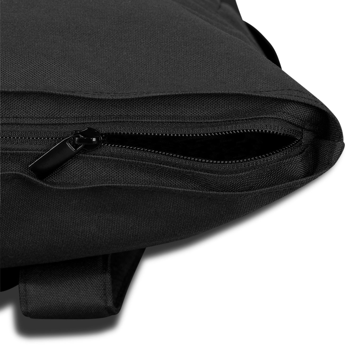 Schwarzer Rolltop-Rucksack 'Robin Large' aus PET-Material mit geöffnetem Reißverschluss am oberen Verschluss
