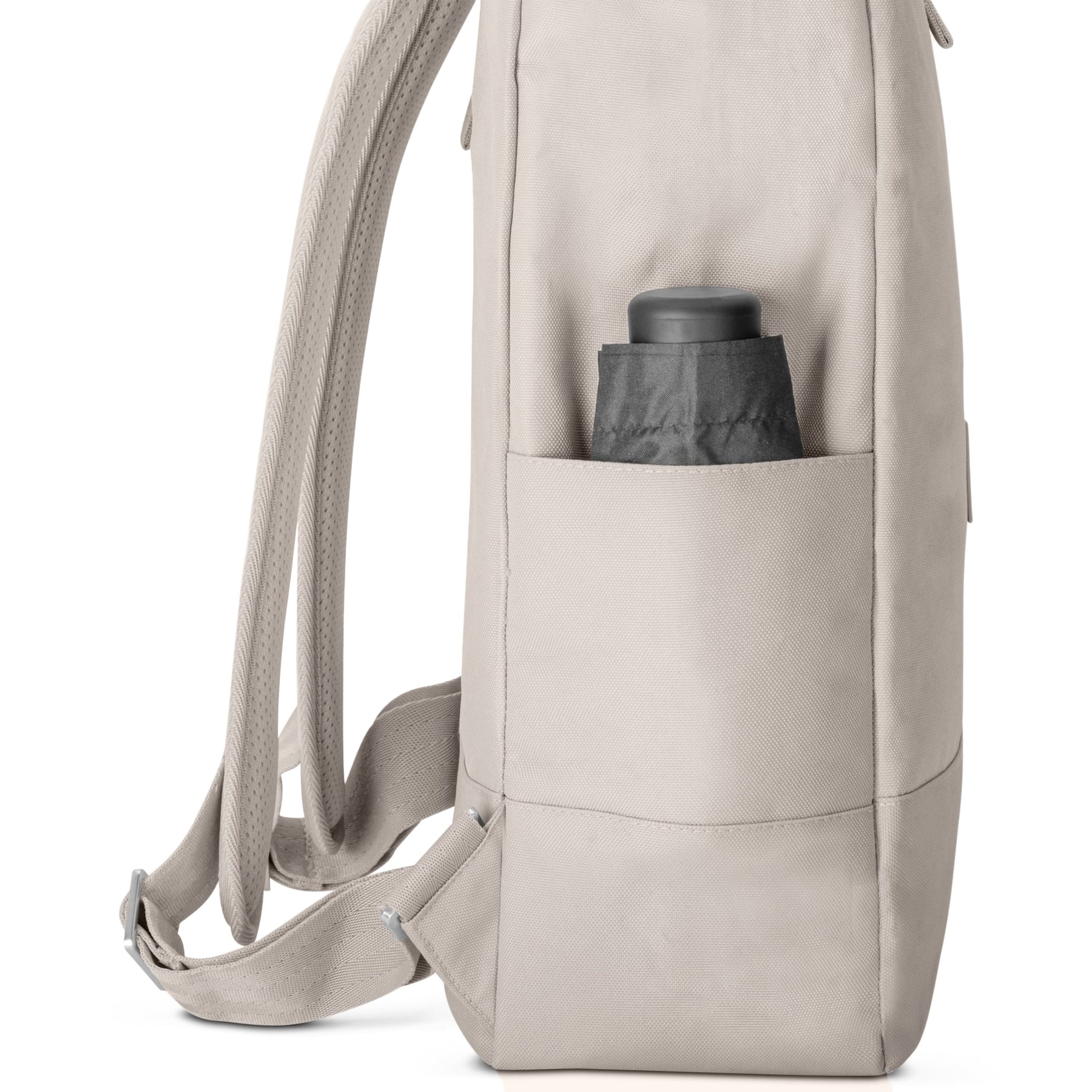 Seitenansicht des hellgrauen Rolltop Rucksacks 'Robin Large' mit einer seitlichen Tasche und einem schwarzen, eingesteckten Gegenstand