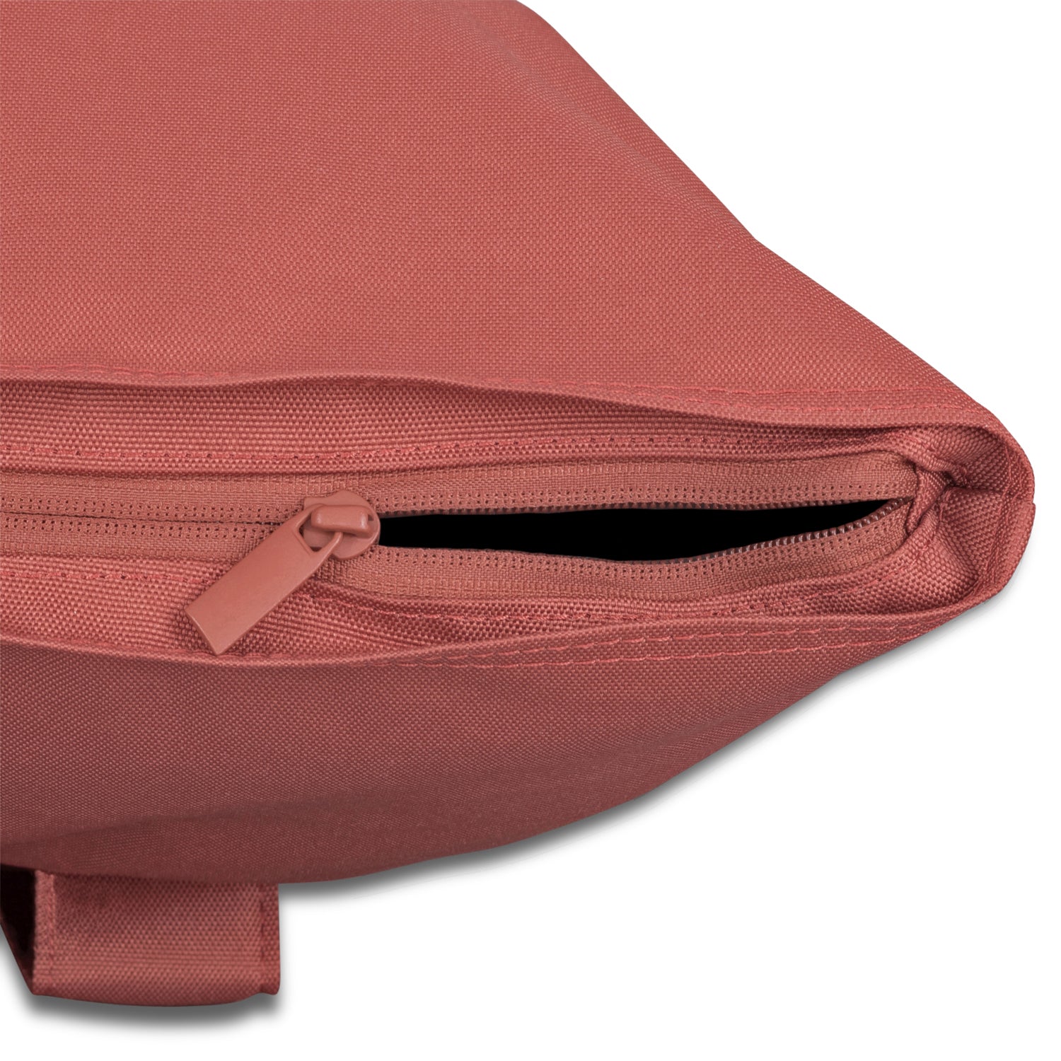 Rolltop Rucksack 'Robin Large' in rostrot mit sichtbar geöffnetem Reißverschluss