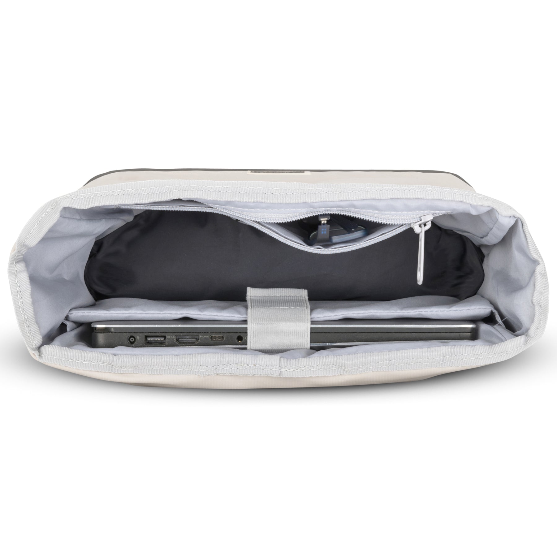 Innenansicht des Rolltop Rucksacks 'Ryan' mit gepolstertem Laptopfach und Reißverschlusstasche