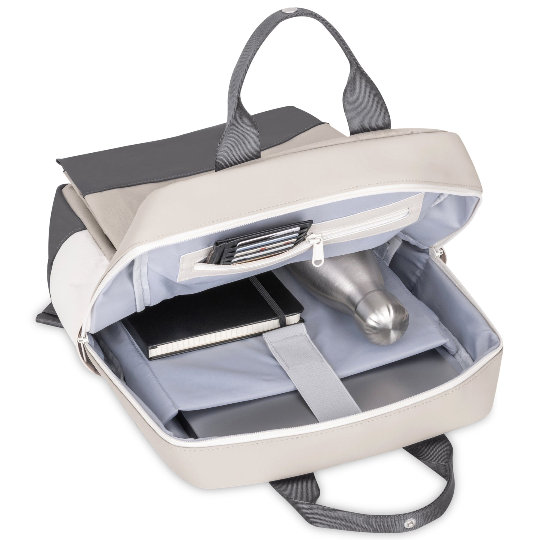 Rucksack Jona Large in Beige und Grau geöffnet mit Laptop, Notizbuch, Wasserflasche und Kartenfach