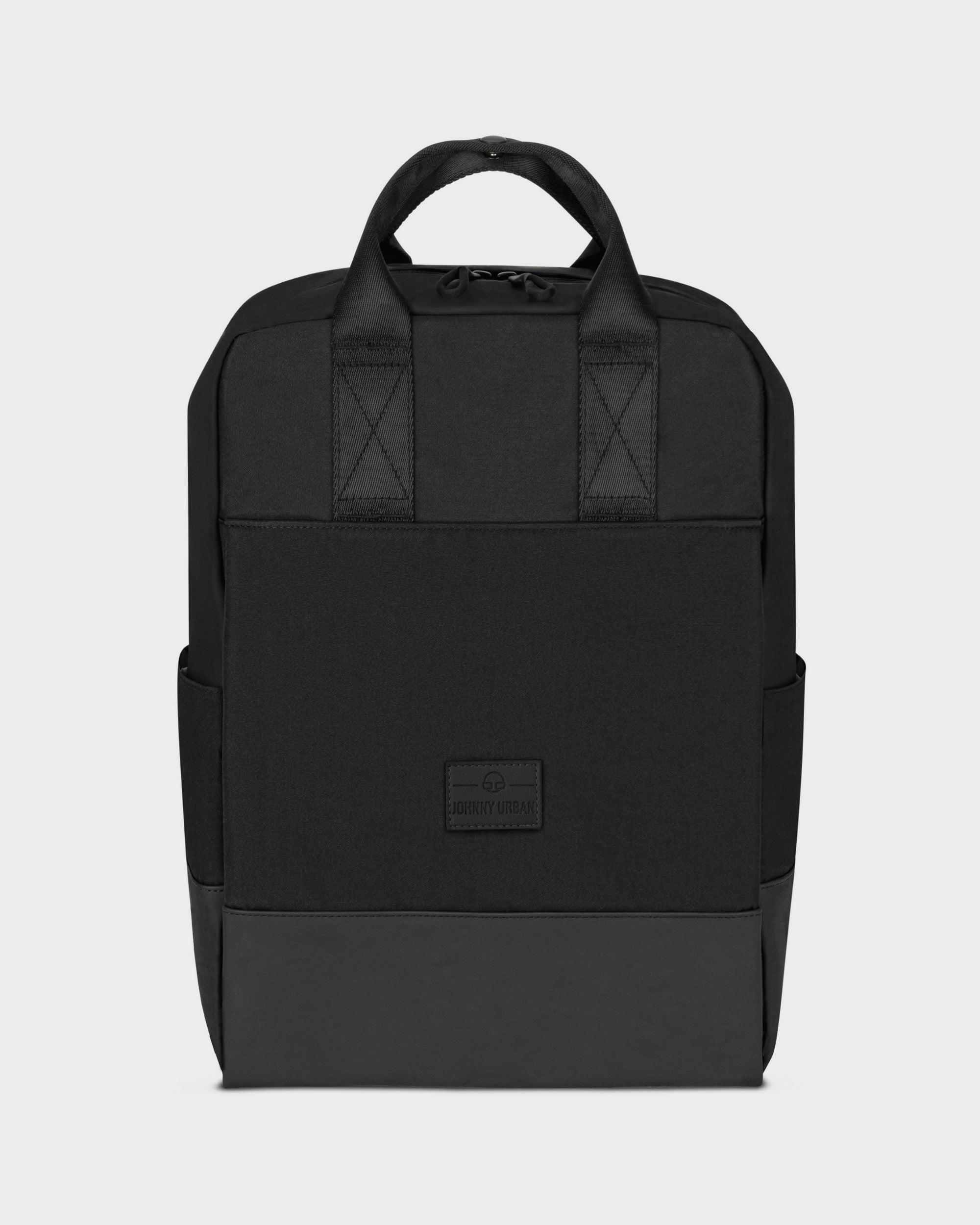 Schwarzer Rucksack 'Jona Large' von Johnny Urban mit zwei Trageschlaufen und Außentaschen