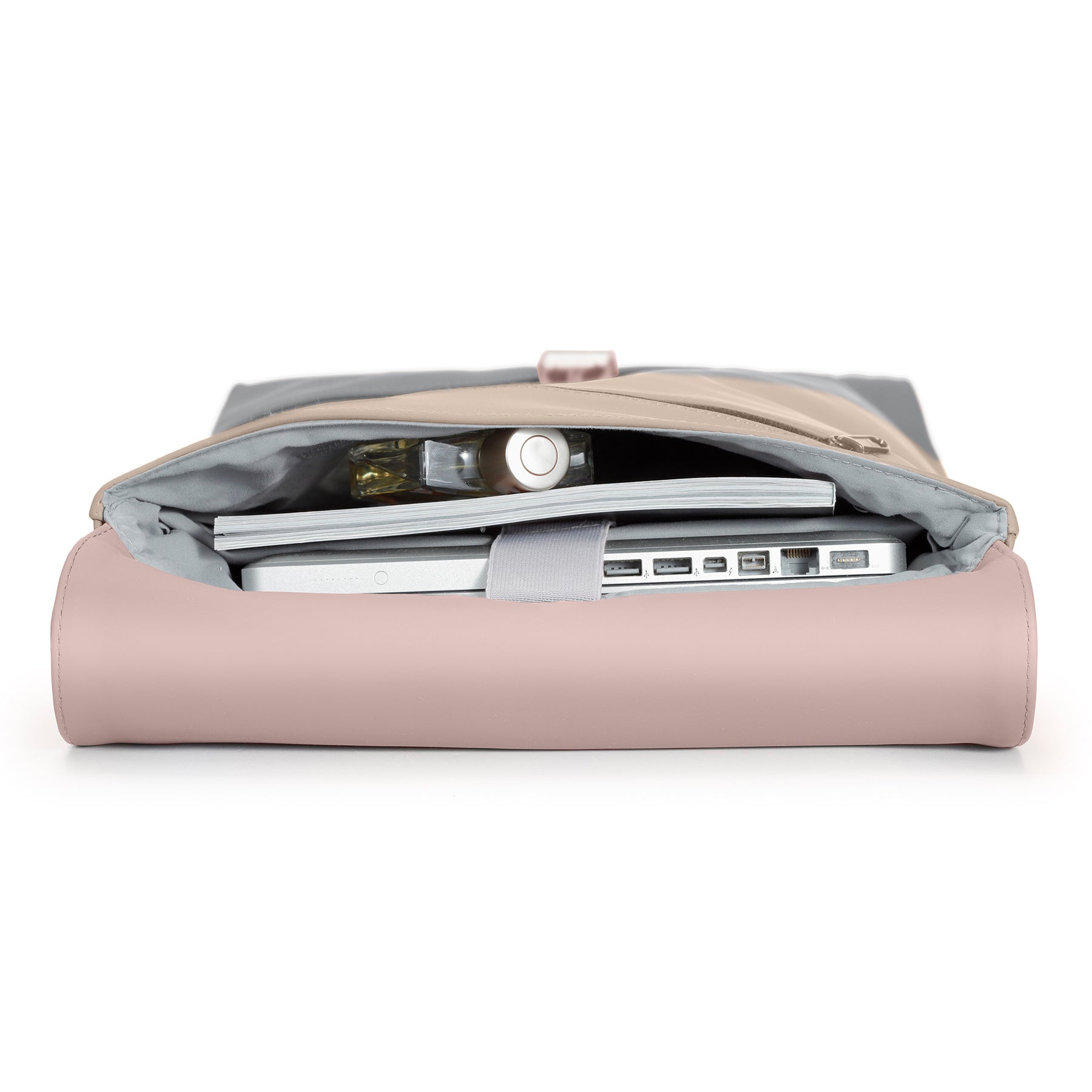 Rucksack Damen Ruby in Rosa mit geöffnetem Laptopfach, darin ein Laptop, ein Heft und eine Flasche