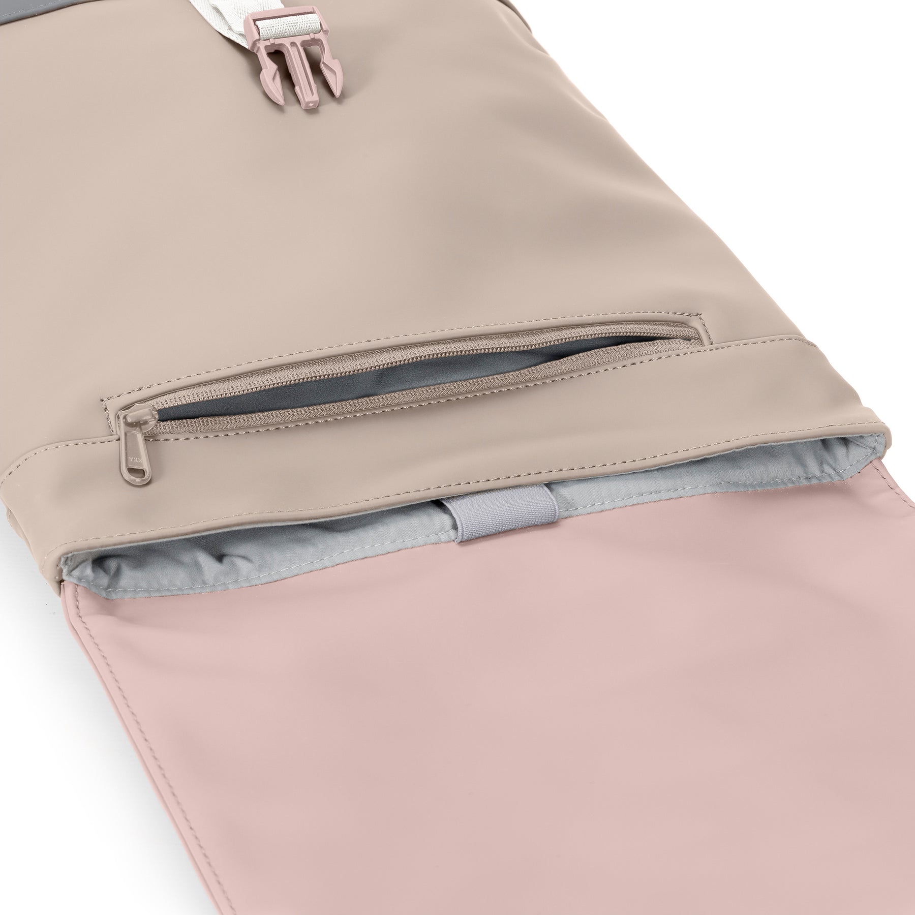 Rucksack Damen 'Ruby' in Rosa, Beige und Grau, offene Klappe zeigt Innenfach und Reißverschlusstasche