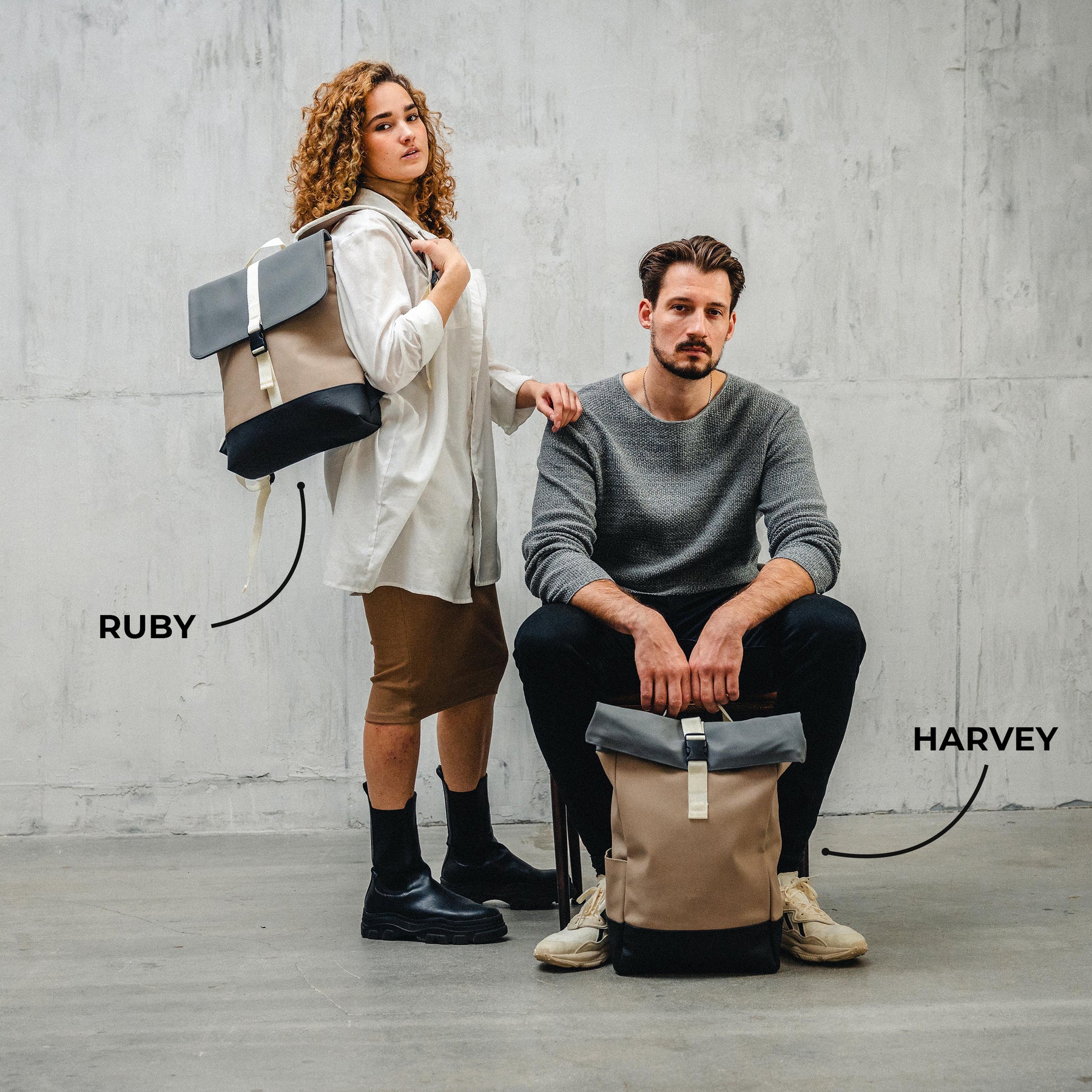 Frau mit Rucksack Damen 'Ruby' in Beige mit schwarzen Details, Mann mit Rucksack 'Harvey' in Beige sitzend, grauer Pullover, schwarze Hose