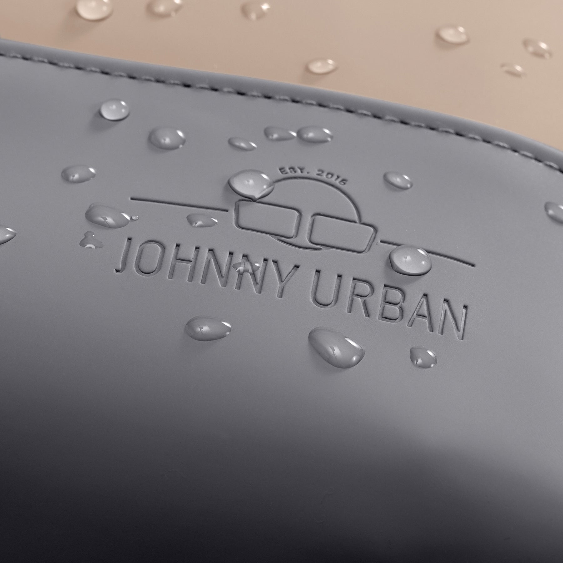 Prägemarke 'Johnny Urban' auf wasserabweisendem Material des Damenrucksacks 'Ruby' mit Wassertropfen