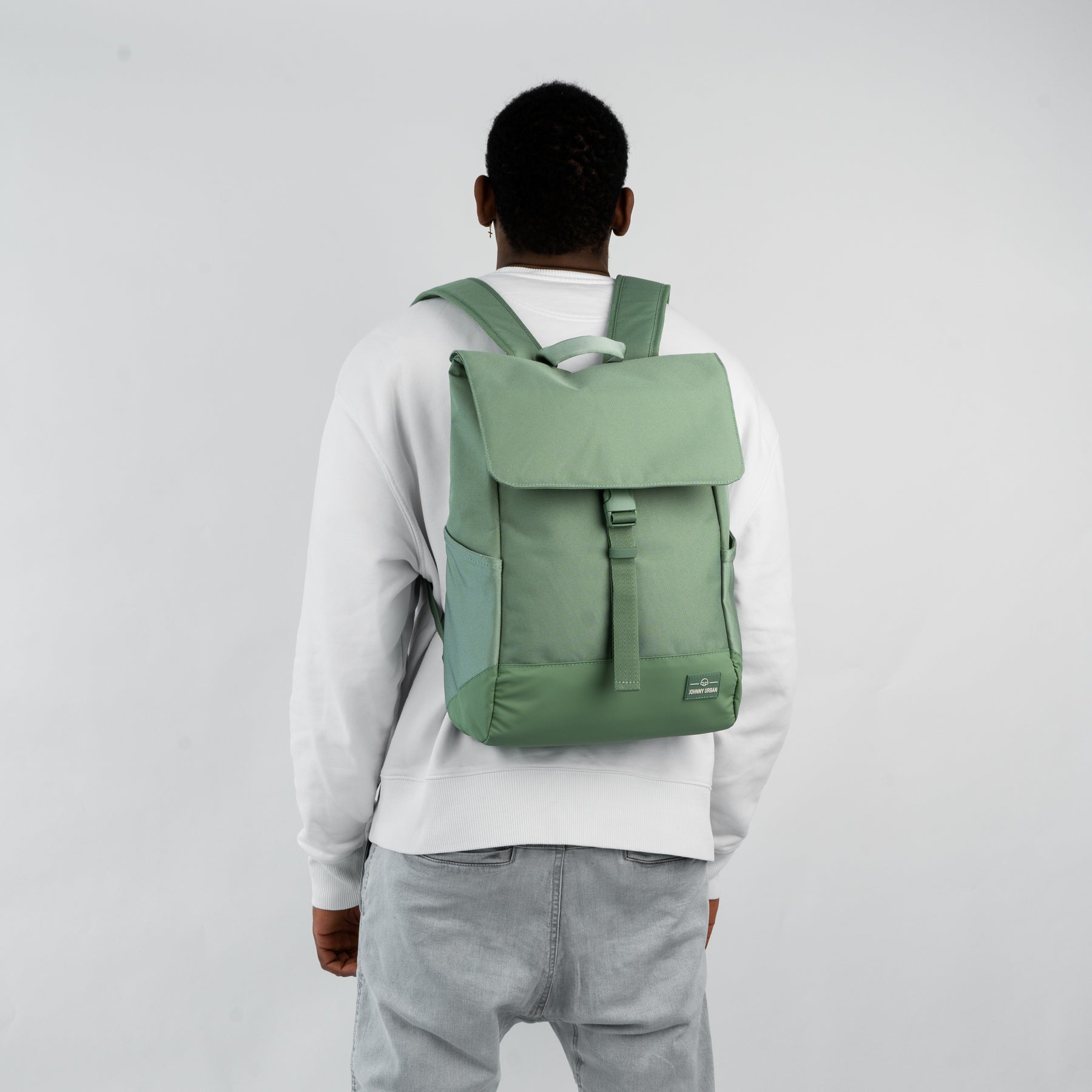 Mann trägt sage-grünen nachhaltigen Rucksack 'Mika' von Johnny Urban, Rückansicht