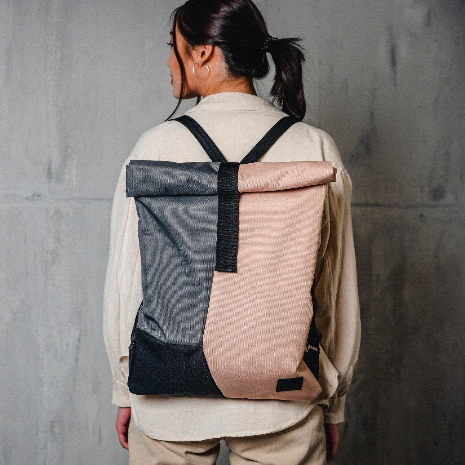 Frau von hinten mit Rucksack 'Oskar' in rosa und schwarz, urbaner Stil