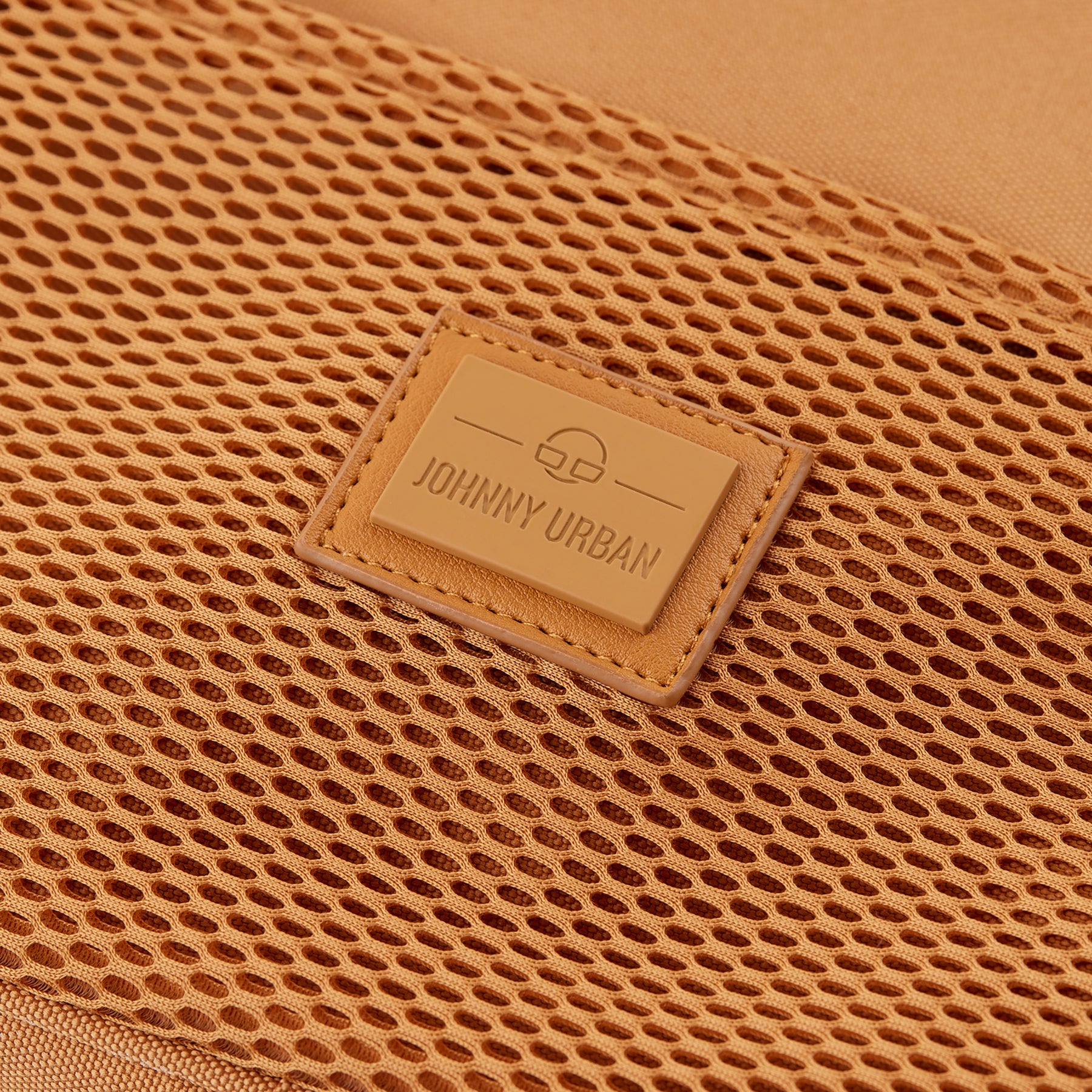 Nahaufnahme des Logos auf der caramel-braunen Shopper-Tasche "Cassie" aus recyceltem Material von Johnny Urban