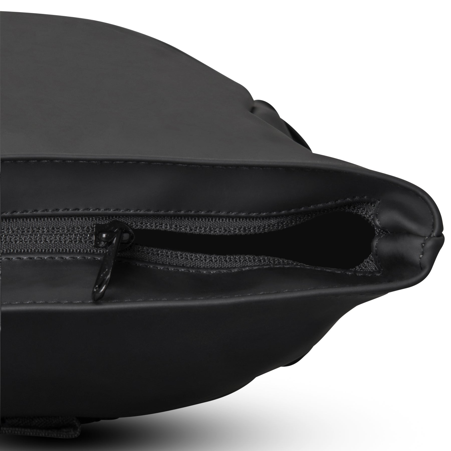 Schwarzer Rolltop-Rucksack 'Harvey Medium' mit offenem Reißverschluss von oben gezeigt
