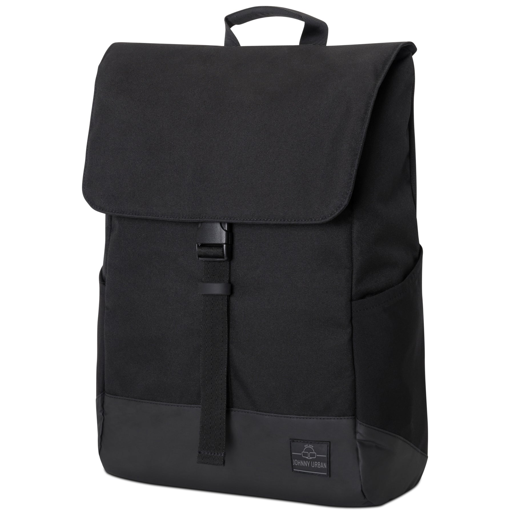 Schwarzer Tagesrucksack 'Mika' von Johnny Urban mit Klappe, Klickverschluss und seitlichen Taschen