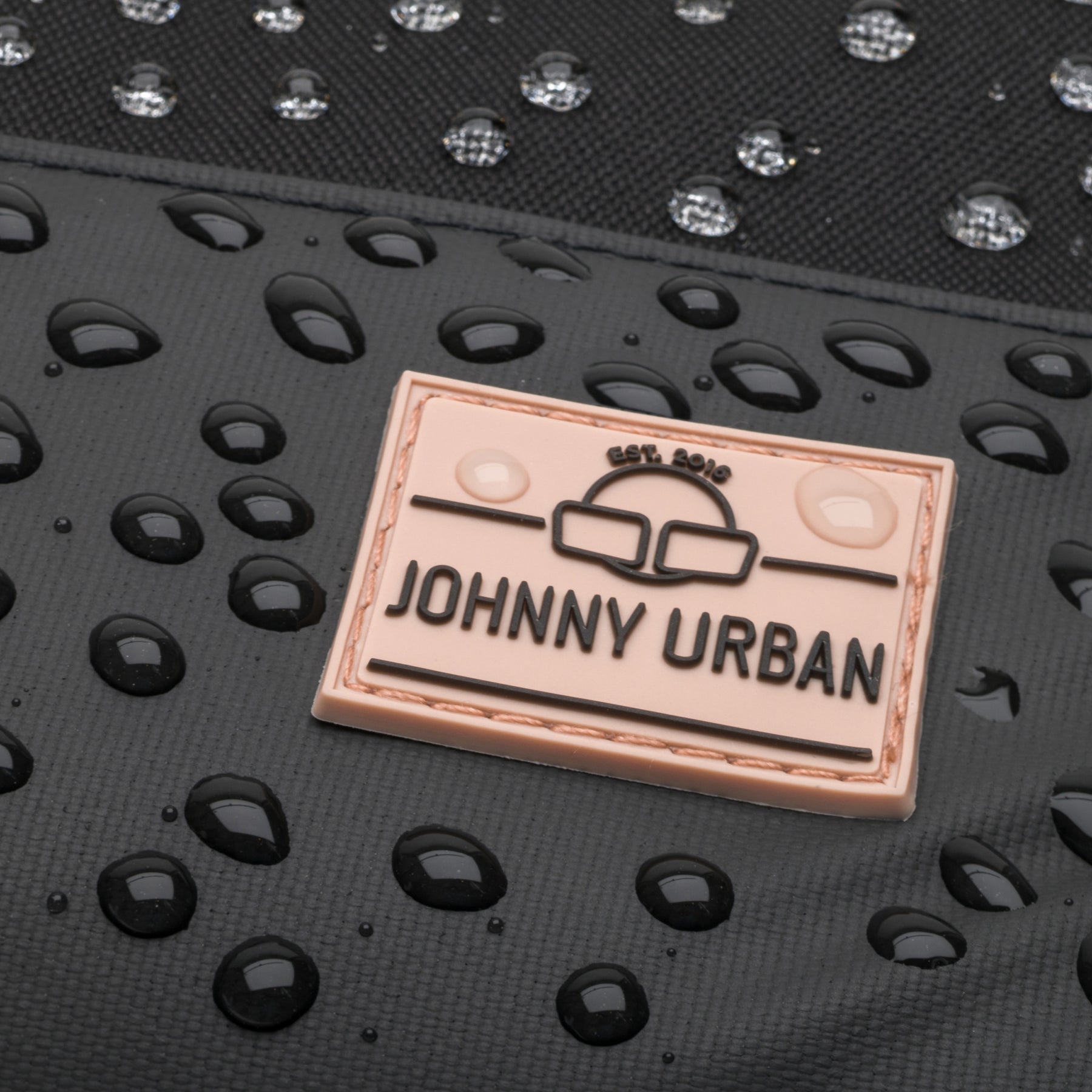 Nahaufnahme eines wasserdichten Johnny Urban Rucksacks "Mika" mit Wassertröpfchen auf der Oberfläche